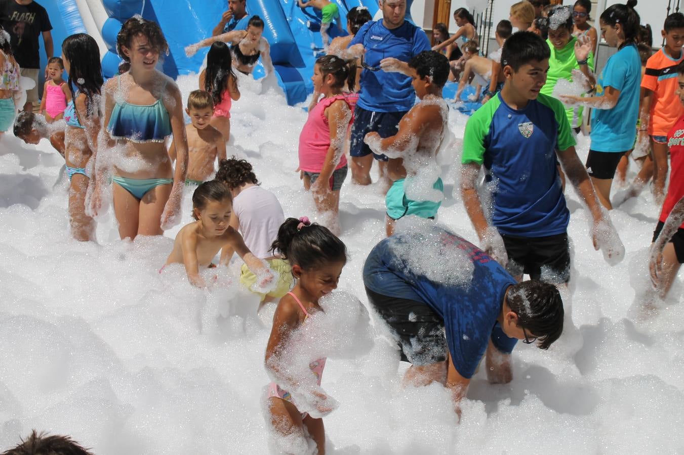 El barrio de Los Mártires ha vuelto a llenarse de fiesta, juegos y sabores típicos este fin de semana con la celebración de su tradicional 'Velá' que este año se ha vivido durante la noche del sábado y la mañana y primeras horas de la tarde del domingo.Los más pequeños del barrio callonco y de otros barrios de Jerez fueron protagonistas anoche con actividades como una exhibición de playbacks. El momento más especial fue la actuación del grupo jerezano 'Camerata Bolero' que, con un pedacito de su corazón musical prendido del Llano de Los Mártires donde ya ha deleitado con su música a sus paisanos en distintas ocasiones, anoche volvía a cantar al amor y a la vida, compartiendo la dicha de sus 25 años de andadura con sus más fieles seguidores. Con dos fantásticas voces femeninas como parte del grupo, María Jesús Méndez y María del Carmen Gordillo, Camerata Bolero esquivó la línea del tiempo con canciones eternas que solo entienden de sentimiento. El público regaló a sus componentes su aplauso y a su afecto.La ermita de los Santos Mártires ha sido testigo hoy domingo, con la luz del día, de la algarabía y la fiesta. El repique de sus campanas anunciaba por la mañana la celebración de la misa en acción de gracias, recordando la larga tradición de esta 'Velá', con más de 200 años de historia, y el singular desfile de gigantes y cabezudos invitaba a los niños y niñas a participar y a disfrutar de los juegos populares: carrera de cintas en bicicletas, carrera de sacos, el maratón callonco, y a divertirse también con distintas atracciones de agua y un cañón de espuma. La venta de los ricos dulces martileros y el servicio de barra atendido por los vecinos del barrio han puesto sabor a la celebración.