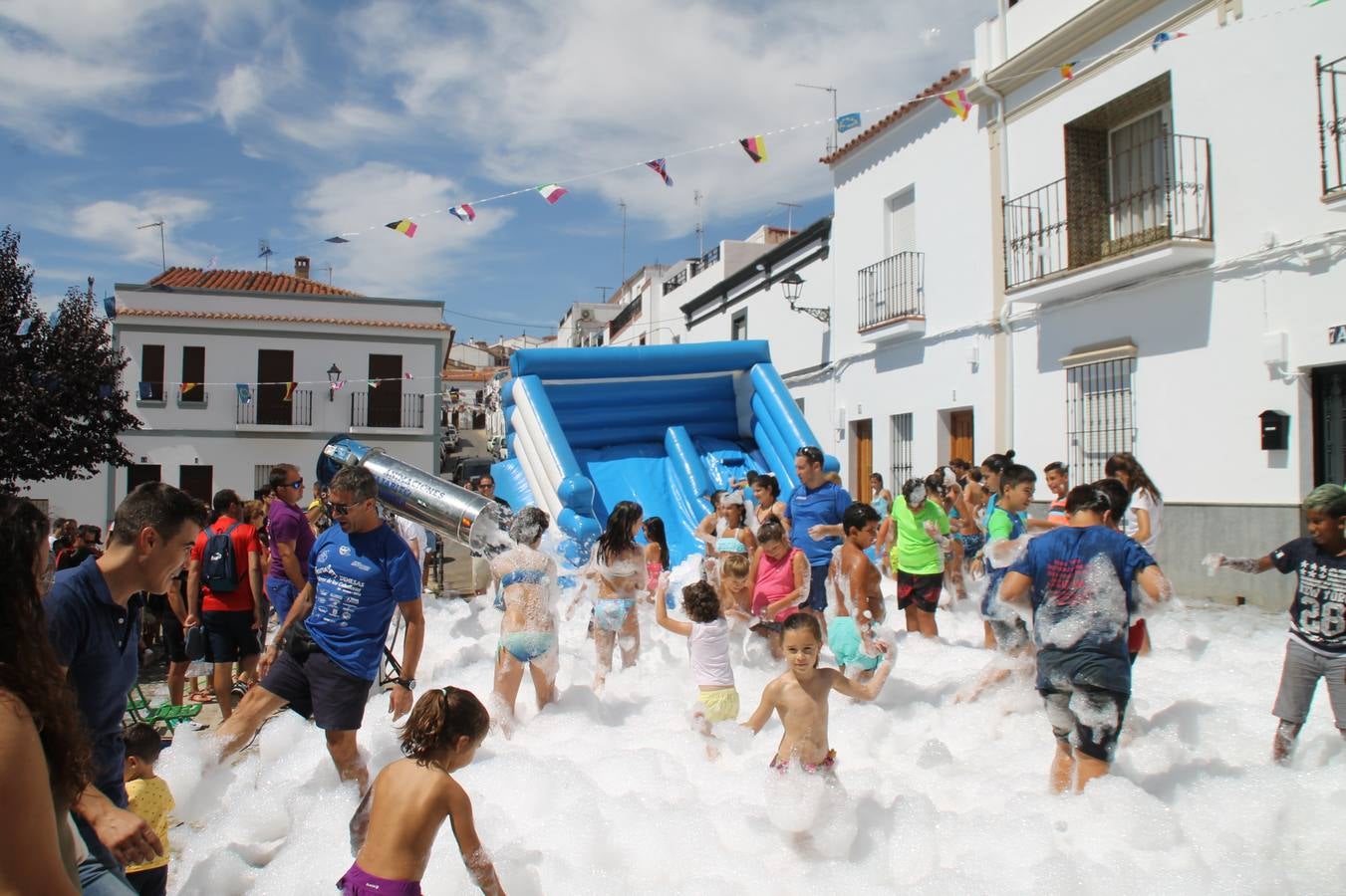 El barrio de Los Mártires ha vuelto a llenarse de fiesta, juegos y sabores típicos este fin de semana con la celebración de su tradicional 'Velá' que este año se ha vivido durante la noche del sábado y la mañana y primeras horas de la tarde del domingo.Los más pequeños del barrio callonco y de otros barrios de Jerez fueron protagonistas anoche con actividades como una exhibición de playbacks. El momento más especial fue la actuación del grupo jerezano 'Camerata Bolero' que, con un pedacito de su corazón musical prendido del Llano de Los Mártires donde ya ha deleitado con su música a sus paisanos en distintas ocasiones, anoche volvía a cantar al amor y a la vida, compartiendo la dicha de sus 25 años de andadura con sus más fieles seguidores. Con dos fantásticas voces femeninas como parte del grupo, María Jesús Méndez y María del Carmen Gordillo, Camerata Bolero esquivó la línea del tiempo con canciones eternas que solo entienden de sentimiento. El público regaló a sus componentes su aplauso y a su afecto.La ermita de los Santos Mártires ha sido testigo hoy domingo, con la luz del día, de la algarabía y la fiesta. El repique de sus campanas anunciaba por la mañana la celebración de la misa en acción de gracias, recordando la larga tradición de esta 'Velá', con más de 200 años de historia, y el singular desfile de gigantes y cabezudos invitaba a los niños y niñas a participar y a disfrutar de los juegos populares: carrera de cintas en bicicletas, carrera de sacos, el maratón callonco, y a divertirse también con distintas atracciones de agua y un cañón de espuma. La venta de los ricos dulces martileros y el servicio de barra atendido por los vecinos del barrio han puesto sabor a la celebración.