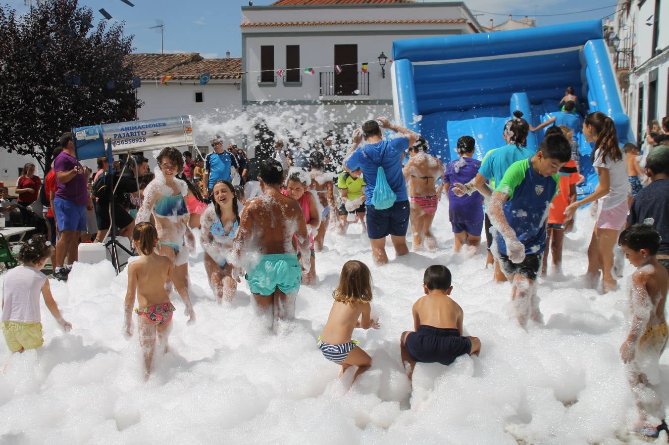 El barrio de Los Mártires ha vuelto a llenarse de fiesta, juegos y sabores típicos este fin de semana con la celebración de su tradicional 'Velá' que este año se ha vivido durante la noche del sábado y la mañana y primeras horas de la tarde del domingo.Los más pequeños del barrio callonco y de otros barrios de Jerez fueron protagonistas anoche con actividades como una exhibición de playbacks. El momento más especial fue la actuación del grupo jerezano 'Camerata Bolero' que, con un pedacito de su corazón musical prendido del Llano de Los Mártires donde ya ha deleitado con su música a sus paisanos en distintas ocasiones, anoche volvía a cantar al amor y a la vida, compartiendo la dicha de sus 25 años de andadura con sus más fieles seguidores. Con dos fantásticas voces femeninas como parte del grupo, María Jesús Méndez y María del Carmen Gordillo, Camerata Bolero esquivó la línea del tiempo con canciones eternas que solo entienden de sentimiento. El público regaló a sus componentes su aplauso y a su afecto.La ermita de los Santos Mártires ha sido testigo hoy domingo, con la luz del día, de la algarabía y la fiesta. El repique de sus campanas anunciaba por la mañana la celebración de la misa en acción de gracias, recordando la larga tradición de esta 'Velá', con más de 200 años de historia, y el singular desfile de gigantes y cabezudos invitaba a los niños y niñas a participar y a disfrutar de los juegos populares: carrera de cintas en bicicletas, carrera de sacos, el maratón callonco, y a divertirse también con distintas atracciones de agua y un cañón de espuma. La venta de los ricos dulces martileros y el servicio de barra atendido por los vecinos del barrio han puesto sabor a la celebración.