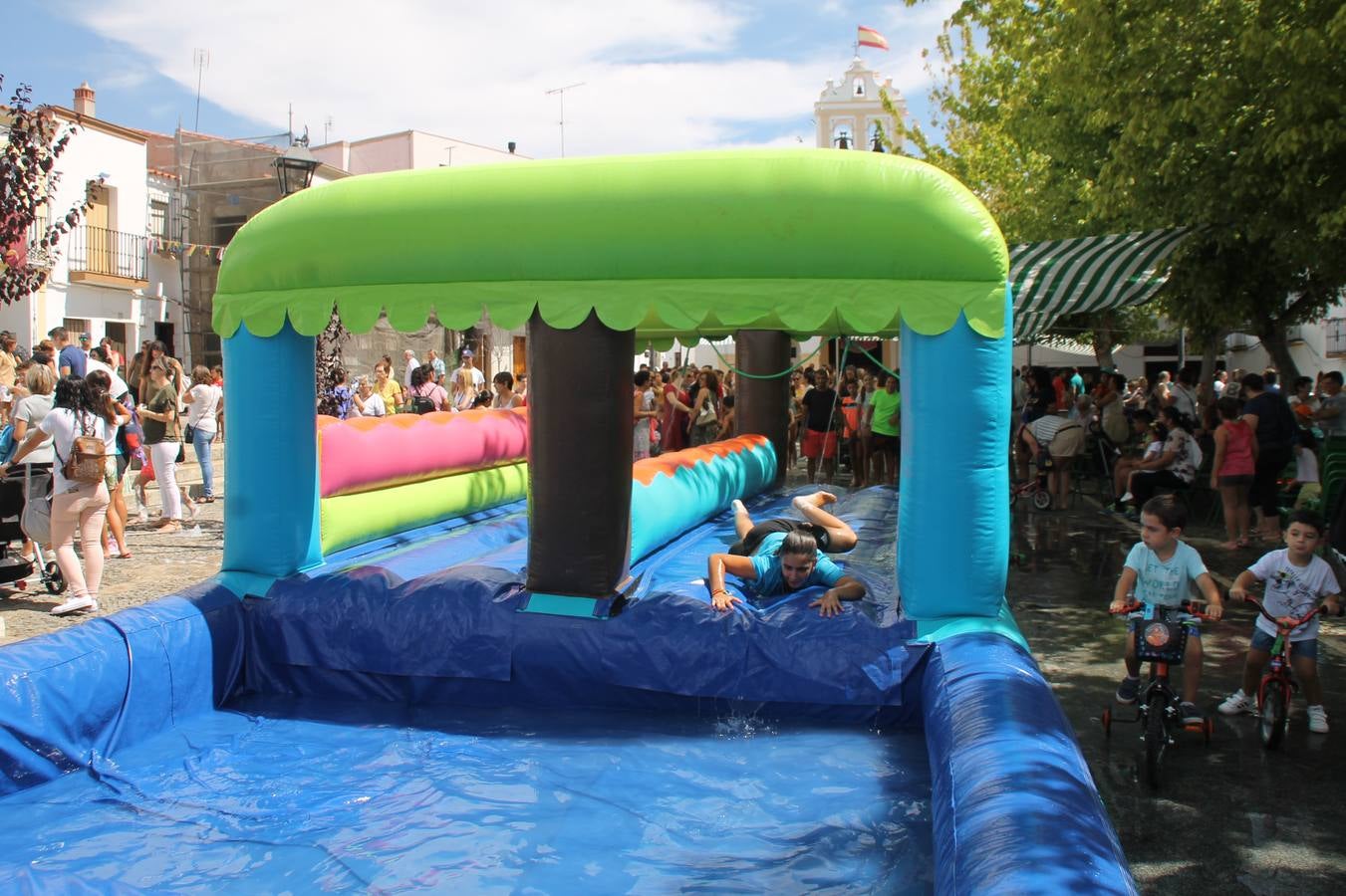 El barrio de Los Mártires ha vuelto a llenarse de fiesta, juegos y sabores típicos este fin de semana con la celebración de su tradicional 'Velá' que este año se ha vivido durante la noche del sábado y la mañana y primeras horas de la tarde del domingo.Los más pequeños del barrio callonco y de otros barrios de Jerez fueron protagonistas anoche con actividades como una exhibición de playbacks. El momento más especial fue la actuación del grupo jerezano 'Camerata Bolero' que, con un pedacito de su corazón musical prendido del Llano de Los Mártires donde ya ha deleitado con su música a sus paisanos en distintas ocasiones, anoche volvía a cantar al amor y a la vida, compartiendo la dicha de sus 25 años de andadura con sus más fieles seguidores. Con dos fantásticas voces femeninas como parte del grupo, María Jesús Méndez y María del Carmen Gordillo, Camerata Bolero esquivó la línea del tiempo con canciones eternas que solo entienden de sentimiento. El público regaló a sus componentes su aplauso y a su afecto.La ermita de los Santos Mártires ha sido testigo hoy domingo, con la luz del día, de la algarabía y la fiesta. El repique de sus campanas anunciaba por la mañana la celebración de la misa en acción de gracias, recordando la larga tradición de esta 'Velá', con más de 200 años de historia, y el singular desfile de gigantes y cabezudos invitaba a los niños y niñas a participar y a disfrutar de los juegos populares: carrera de cintas en bicicletas, carrera de sacos, el maratón callonco, y a divertirse también con distintas atracciones de agua y un cañón de espuma. La venta de los ricos dulces martileros y el servicio de barra atendido por los vecinos del barrio han puesto sabor a la celebración.