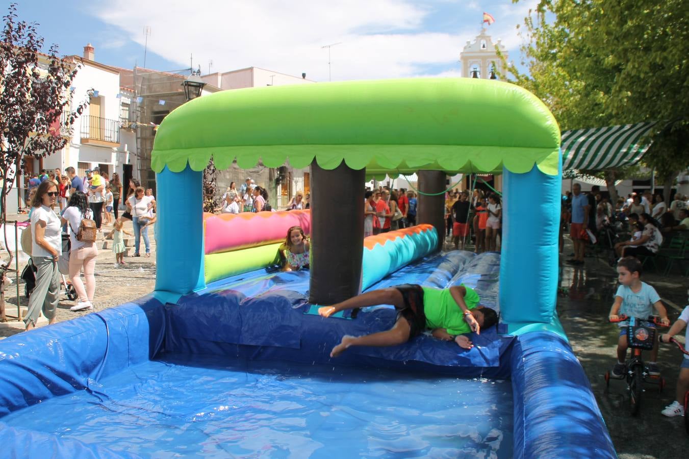 El barrio de Los Mártires ha vuelto a llenarse de fiesta, juegos y sabores típicos este fin de semana con la celebración de su tradicional 'Velá' que este año se ha vivido durante la noche del sábado y la mañana y primeras horas de la tarde del domingo.Los más pequeños del barrio callonco y de otros barrios de Jerez fueron protagonistas anoche con actividades como una exhibición de playbacks. El momento más especial fue la actuación del grupo jerezano 'Camerata Bolero' que, con un pedacito de su corazón musical prendido del Llano de Los Mártires donde ya ha deleitado con su música a sus paisanos en distintas ocasiones, anoche volvía a cantar al amor y a la vida, compartiendo la dicha de sus 25 años de andadura con sus más fieles seguidores. Con dos fantásticas voces femeninas como parte del grupo, María Jesús Méndez y María del Carmen Gordillo, Camerata Bolero esquivó la línea del tiempo con canciones eternas que solo entienden de sentimiento. El público regaló a sus componentes su aplauso y a su afecto.La ermita de los Santos Mártires ha sido testigo hoy domingo, con la luz del día, de la algarabía y la fiesta. El repique de sus campanas anunciaba por la mañana la celebración de la misa en acción de gracias, recordando la larga tradición de esta 'Velá', con más de 200 años de historia, y el singular desfile de gigantes y cabezudos invitaba a los niños y niñas a participar y a disfrutar de los juegos populares: carrera de cintas en bicicletas, carrera de sacos, el maratón callonco, y a divertirse también con distintas atracciones de agua y un cañón de espuma. La venta de los ricos dulces martileros y el servicio de barra atendido por los vecinos del barrio han puesto sabor a la celebración.