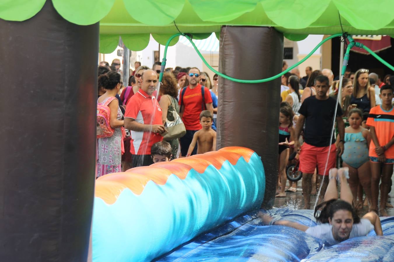El barrio de Los Mártires ha vuelto a llenarse de fiesta, juegos y sabores típicos este fin de semana con la celebración de su tradicional 'Velá' que este año se ha vivido durante la noche del sábado y la mañana y primeras horas de la tarde del domingo.Los más pequeños del barrio callonco y de otros barrios de Jerez fueron protagonistas anoche con actividades como una exhibición de playbacks. El momento más especial fue la actuación del grupo jerezano 'Camerata Bolero' que, con un pedacito de su corazón musical prendido del Llano de Los Mártires donde ya ha deleitado con su música a sus paisanos en distintas ocasiones, anoche volvía a cantar al amor y a la vida, compartiendo la dicha de sus 25 años de andadura con sus más fieles seguidores. Con dos fantásticas voces femeninas como parte del grupo, María Jesús Méndez y María del Carmen Gordillo, Camerata Bolero esquivó la línea del tiempo con canciones eternas que solo entienden de sentimiento. El público regaló a sus componentes su aplauso y a su afecto.La ermita de los Santos Mártires ha sido testigo hoy domingo, con la luz del día, de la algarabía y la fiesta. El repique de sus campanas anunciaba por la mañana la celebración de la misa en acción de gracias, recordando la larga tradición de esta 'Velá', con más de 200 años de historia, y el singular desfile de gigantes y cabezudos invitaba a los niños y niñas a participar y a disfrutar de los juegos populares: carrera de cintas en bicicletas, carrera de sacos, el maratón callonco, y a divertirse también con distintas atracciones de agua y un cañón de espuma. La venta de los ricos dulces martileros y el servicio de barra atendido por los vecinos del barrio han puesto sabor a la celebración.