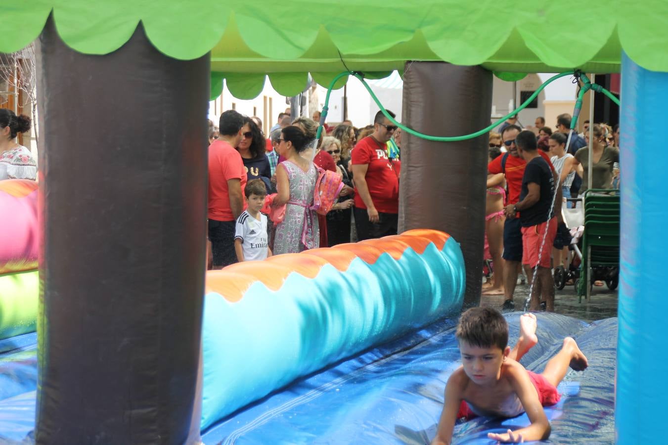 El barrio de Los Mártires ha vuelto a llenarse de fiesta, juegos y sabores típicos este fin de semana con la celebración de su tradicional 'Velá' que este año se ha vivido durante la noche del sábado y la mañana y primeras horas de la tarde del domingo.Los más pequeños del barrio callonco y de otros barrios de Jerez fueron protagonistas anoche con actividades como una exhibición de playbacks. El momento más especial fue la actuación del grupo jerezano 'Camerata Bolero' que, con un pedacito de su corazón musical prendido del Llano de Los Mártires donde ya ha deleitado con su música a sus paisanos en distintas ocasiones, anoche volvía a cantar al amor y a la vida, compartiendo la dicha de sus 25 años de andadura con sus más fieles seguidores. Con dos fantásticas voces femeninas como parte del grupo, María Jesús Méndez y María del Carmen Gordillo, Camerata Bolero esquivó la línea del tiempo con canciones eternas que solo entienden de sentimiento. El público regaló a sus componentes su aplauso y a su afecto.La ermita de los Santos Mártires ha sido testigo hoy domingo, con la luz del día, de la algarabía y la fiesta. El repique de sus campanas anunciaba por la mañana la celebración de la misa en acción de gracias, recordando la larga tradición de esta 'Velá', con más de 200 años de historia, y el singular desfile de gigantes y cabezudos invitaba a los niños y niñas a participar y a disfrutar de los juegos populares: carrera de cintas en bicicletas, carrera de sacos, el maratón callonco, y a divertirse también con distintas atracciones de agua y un cañón de espuma. La venta de los ricos dulces martileros y el servicio de barra atendido por los vecinos del barrio han puesto sabor a la celebración.