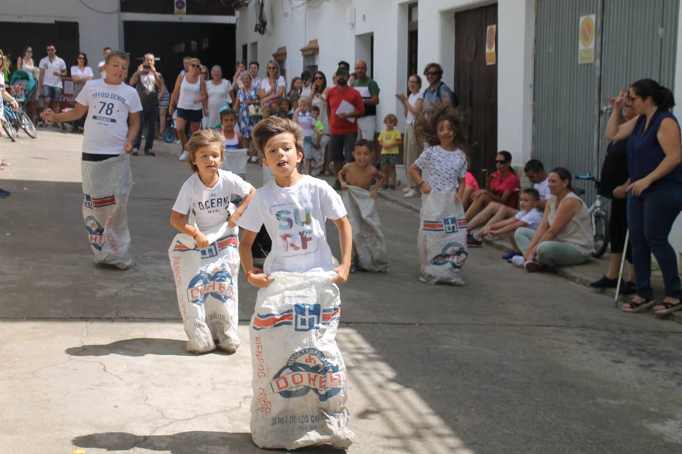 El barrio de Los Mártires ha vuelto a llenarse de fiesta, juegos y sabores típicos este fin de semana con la celebración de su tradicional 'Velá' que este año se ha vivido durante la noche del sábado y la mañana y primeras horas de la tarde del domingo.Los más pequeños del barrio callonco y de otros barrios de Jerez fueron protagonistas anoche con actividades como una exhibición de playbacks. El momento más especial fue la actuación del grupo jerezano 'Camerata Bolero' que, con un pedacito de su corazón musical prendido del Llano de Los Mártires donde ya ha deleitado con su música a sus paisanos en distintas ocasiones, anoche volvía a cantar al amor y a la vida, compartiendo la dicha de sus 25 años de andadura con sus más fieles seguidores. Con dos fantásticas voces femeninas como parte del grupo, María Jesús Méndez y María del Carmen Gordillo, Camerata Bolero esquivó la línea del tiempo con canciones eternas que solo entienden de sentimiento. El público regaló a sus componentes su aplauso y a su afecto.La ermita de los Santos Mártires ha sido testigo hoy domingo, con la luz del día, de la algarabía y la fiesta. El repique de sus campanas anunciaba por la mañana la celebración de la misa en acción de gracias, recordando la larga tradición de esta 'Velá', con más de 200 años de historia, y el singular desfile de gigantes y cabezudos invitaba a los niños y niñas a participar y a disfrutar de los juegos populares: carrera de cintas en bicicletas, carrera de sacos, el maratón callonco, y a divertirse también con distintas atracciones de agua y un cañón de espuma. La venta de los ricos dulces martileros y el servicio de barra atendido por los vecinos del barrio han puesto sabor a la celebración.