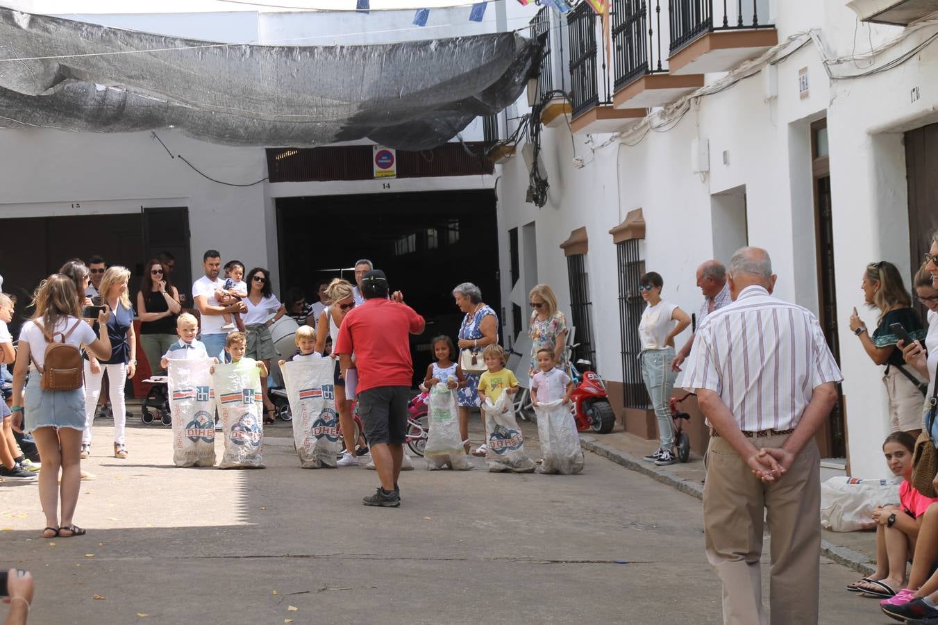 El barrio de Los Mártires ha vuelto a llenarse de fiesta, juegos y sabores típicos este fin de semana con la celebración de su tradicional 'Velá' que este año se ha vivido durante la noche del sábado y la mañana y primeras horas de la tarde del domingo.Los más pequeños del barrio callonco y de otros barrios de Jerez fueron protagonistas anoche con actividades como una exhibición de playbacks. El momento más especial fue la actuación del grupo jerezano 'Camerata Bolero' que, con un pedacito de su corazón musical prendido del Llano de Los Mártires donde ya ha deleitado con su música a sus paisanos en distintas ocasiones, anoche volvía a cantar al amor y a la vida, compartiendo la dicha de sus 25 años de andadura con sus más fieles seguidores. Con dos fantásticas voces femeninas como parte del grupo, María Jesús Méndez y María del Carmen Gordillo, Camerata Bolero esquivó la línea del tiempo con canciones eternas que solo entienden de sentimiento. El público regaló a sus componentes su aplauso y a su afecto.La ermita de los Santos Mártires ha sido testigo hoy domingo, con la luz del día, de la algarabía y la fiesta. El repique de sus campanas anunciaba por la mañana la celebración de la misa en acción de gracias, recordando la larga tradición de esta 'Velá', con más de 200 años de historia, y el singular desfile de gigantes y cabezudos invitaba a los niños y niñas a participar y a disfrutar de los juegos populares: carrera de cintas en bicicletas, carrera de sacos, el maratón callonco, y a divertirse también con distintas atracciones de agua y un cañón de espuma. La venta de los ricos dulces martileros y el servicio de barra atendido por los vecinos del barrio han puesto sabor a la celebración.