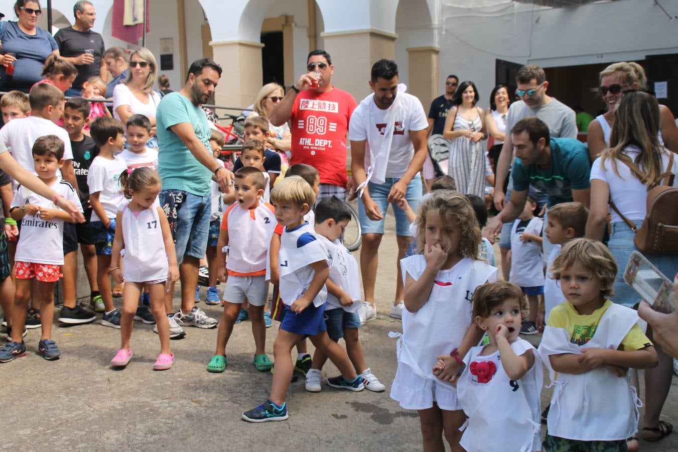 El barrio de Los Mártires ha vuelto a llenarse de fiesta, juegos y sabores típicos este fin de semana con la celebración de su tradicional 'Velá' que este año se ha vivido durante la noche del sábado y la mañana y primeras horas de la tarde del domingo.Los más pequeños del barrio callonco y de otros barrios de Jerez fueron protagonistas anoche con actividades como una exhibición de playbacks. El momento más especial fue la actuación del grupo jerezano 'Camerata Bolero' que, con un pedacito de su corazón musical prendido del Llano de Los Mártires donde ya ha deleitado con su música a sus paisanos en distintas ocasiones, anoche volvía a cantar al amor y a la vida, compartiendo la dicha de sus 25 años de andadura con sus más fieles seguidores. Con dos fantásticas voces femeninas como parte del grupo, María Jesús Méndez y María del Carmen Gordillo, Camerata Bolero esquivó la línea del tiempo con canciones eternas que solo entienden de sentimiento. El público regaló a sus componentes su aplauso y a su afecto.La ermita de los Santos Mártires ha sido testigo hoy domingo, con la luz del día, de la algarabía y la fiesta. El repique de sus campanas anunciaba por la mañana la celebración de la misa en acción de gracias, recordando la larga tradición de esta 'Velá', con más de 200 años de historia, y el singular desfile de gigantes y cabezudos invitaba a los niños y niñas a participar y a disfrutar de los juegos populares: carrera de cintas en bicicletas, carrera de sacos, el maratón callonco, y a divertirse también con distintas atracciones de agua y un cañón de espuma. La venta de los ricos dulces martileros y el servicio de barra atendido por los vecinos del barrio han puesto sabor a la celebración.