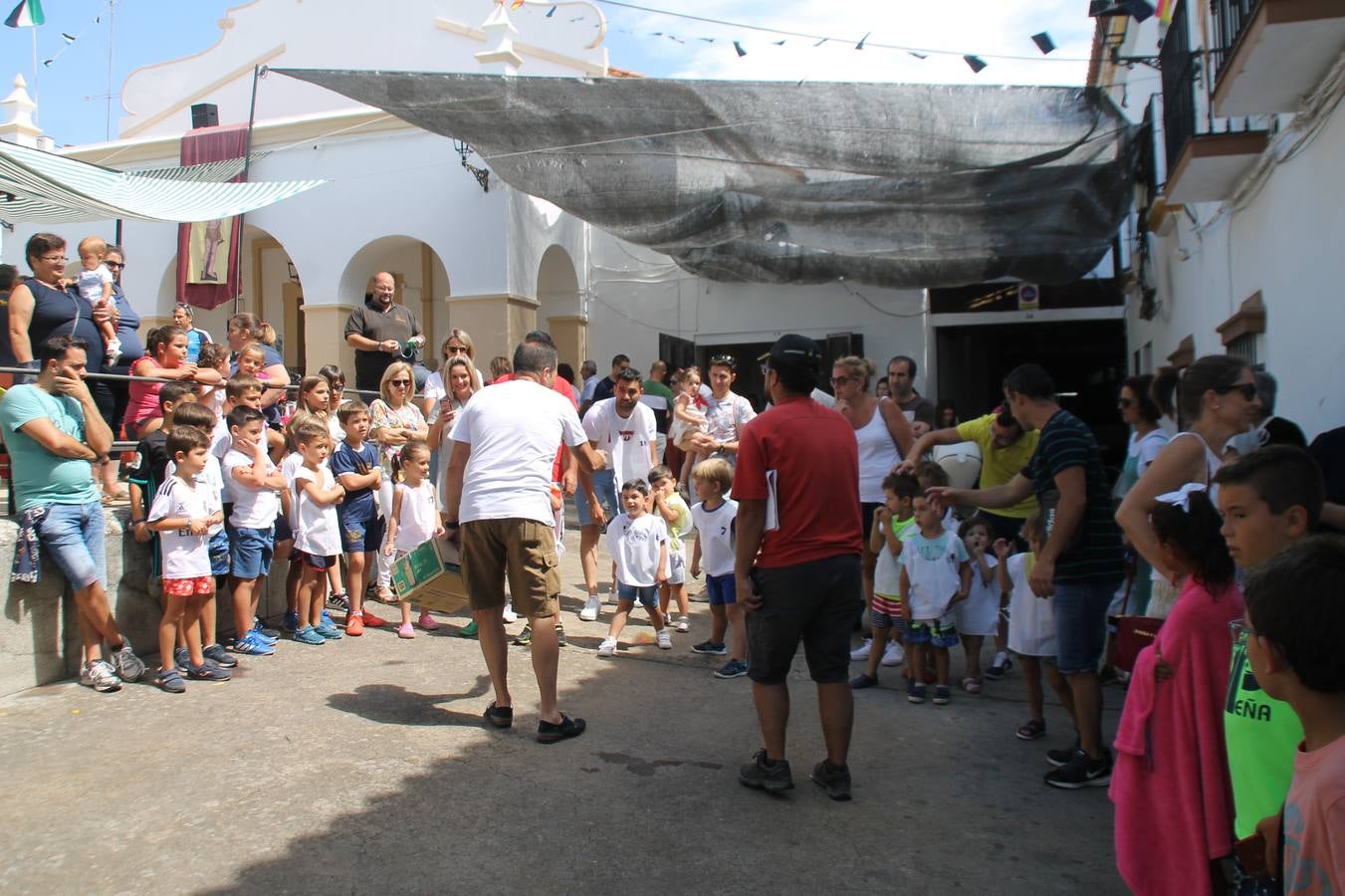 El barrio de Los Mártires ha vuelto a llenarse de fiesta, juegos y sabores típicos este fin de semana con la celebración de su tradicional 'Velá' que este año se ha vivido durante la noche del sábado y la mañana y primeras horas de la tarde del domingo.Los más pequeños del barrio callonco y de otros barrios de Jerez fueron protagonistas anoche con actividades como una exhibición de playbacks. El momento más especial fue la actuación del grupo jerezano 'Camerata Bolero' que, con un pedacito de su corazón musical prendido del Llano de Los Mártires donde ya ha deleitado con su música a sus paisanos en distintas ocasiones, anoche volvía a cantar al amor y a la vida, compartiendo la dicha de sus 25 años de andadura con sus más fieles seguidores. Con dos fantásticas voces femeninas como parte del grupo, María Jesús Méndez y María del Carmen Gordillo, Camerata Bolero esquivó la línea del tiempo con canciones eternas que solo entienden de sentimiento. El público regaló a sus componentes su aplauso y a su afecto.La ermita de los Santos Mártires ha sido testigo hoy domingo, con la luz del día, de la algarabía y la fiesta. El repique de sus campanas anunciaba por la mañana la celebración de la misa en acción de gracias, recordando la larga tradición de esta 'Velá', con más de 200 años de historia, y el singular desfile de gigantes y cabezudos invitaba a los niños y niñas a participar y a disfrutar de los juegos populares: carrera de cintas en bicicletas, carrera de sacos, el maratón callonco, y a divertirse también con distintas atracciones de agua y un cañón de espuma. La venta de los ricos dulces martileros y el servicio de barra atendido por los vecinos del barrio han puesto sabor a la celebración.