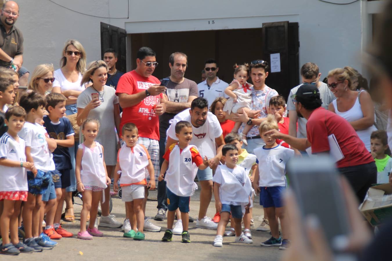 El barrio de Los Mártires ha vuelto a llenarse de fiesta, juegos y sabores típicos este fin de semana con la celebración de su tradicional 'Velá' que este año se ha vivido durante la noche del sábado y la mañana y primeras horas de la tarde del domingo.Los más pequeños del barrio callonco y de otros barrios de Jerez fueron protagonistas anoche con actividades como una exhibición de playbacks. El momento más especial fue la actuación del grupo jerezano 'Camerata Bolero' que, con un pedacito de su corazón musical prendido del Llano de Los Mártires donde ya ha deleitado con su música a sus paisanos en distintas ocasiones, anoche volvía a cantar al amor y a la vida, compartiendo la dicha de sus 25 años de andadura con sus más fieles seguidores. Con dos fantásticas voces femeninas como parte del grupo, María Jesús Méndez y María del Carmen Gordillo, Camerata Bolero esquivó la línea del tiempo con canciones eternas que solo entienden de sentimiento. El público regaló a sus componentes su aplauso y a su afecto.La ermita de los Santos Mártires ha sido testigo hoy domingo, con la luz del día, de la algarabía y la fiesta. El repique de sus campanas anunciaba por la mañana la celebración de la misa en acción de gracias, recordando la larga tradición de esta 'Velá', con más de 200 años de historia, y el singular desfile de gigantes y cabezudos invitaba a los niños y niñas a participar y a disfrutar de los juegos populares: carrera de cintas en bicicletas, carrera de sacos, el maratón callonco, y a divertirse también con distintas atracciones de agua y un cañón de espuma. La venta de los ricos dulces martileros y el servicio de barra atendido por los vecinos del barrio han puesto sabor a la celebración.