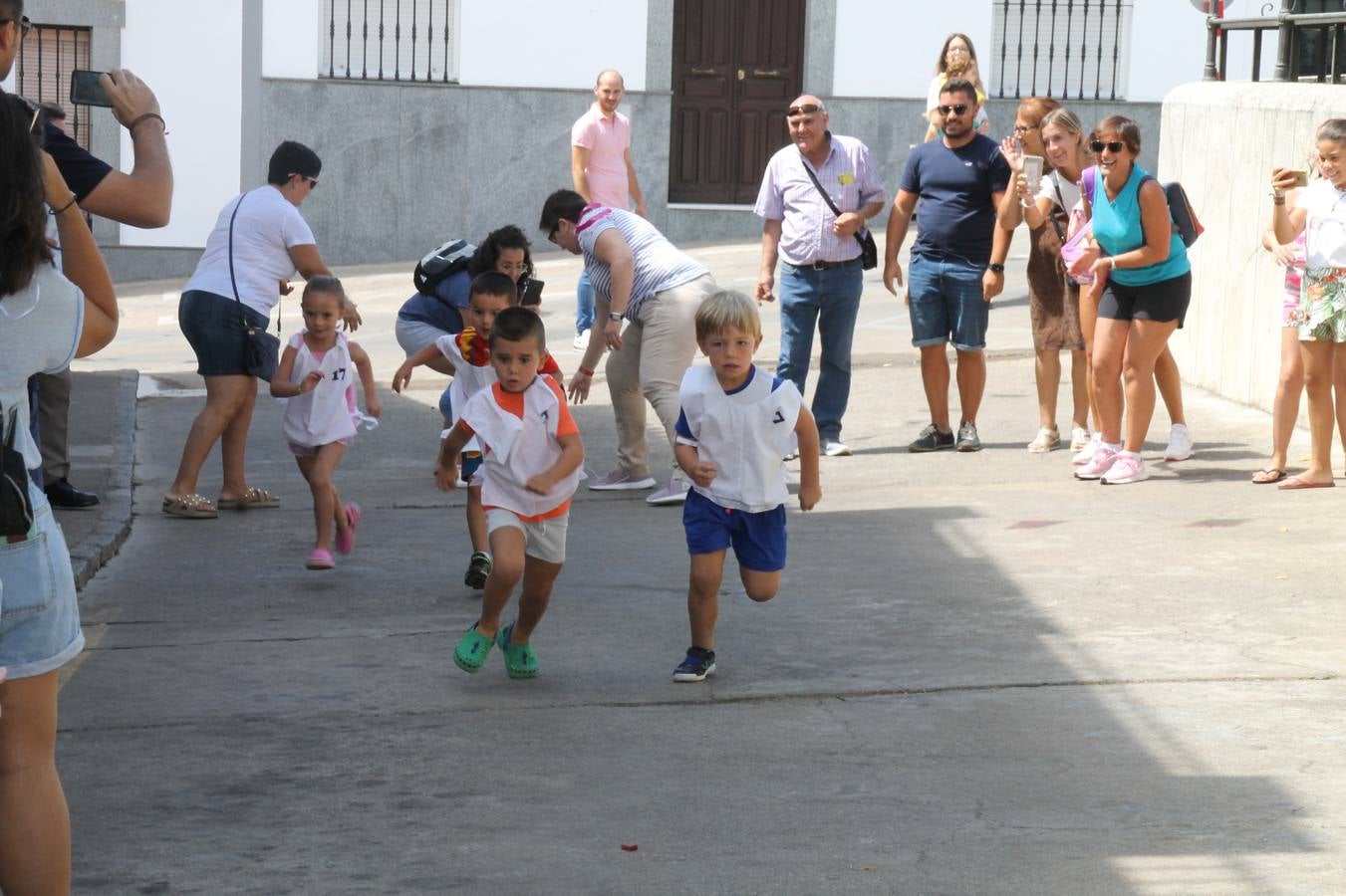 El barrio de Los Mártires ha vuelto a llenarse de fiesta, juegos y sabores típicos este fin de semana con la celebración de su tradicional 'Velá' que este año se ha vivido durante la noche del sábado y la mañana y primeras horas de la tarde del domingo.Los más pequeños del barrio callonco y de otros barrios de Jerez fueron protagonistas anoche con actividades como una exhibición de playbacks. El momento más especial fue la actuación del grupo jerezano 'Camerata Bolero' que, con un pedacito de su corazón musical prendido del Llano de Los Mártires donde ya ha deleitado con su música a sus paisanos en distintas ocasiones, anoche volvía a cantar al amor y a la vida, compartiendo la dicha de sus 25 años de andadura con sus más fieles seguidores. Con dos fantásticas voces femeninas como parte del grupo, María Jesús Méndez y María del Carmen Gordillo, Camerata Bolero esquivó la línea del tiempo con canciones eternas que solo entienden de sentimiento. El público regaló a sus componentes su aplauso y a su afecto.La ermita de los Santos Mártires ha sido testigo hoy domingo, con la luz del día, de la algarabía y la fiesta. El repique de sus campanas anunciaba por la mañana la celebración de la misa en acción de gracias, recordando la larga tradición de esta 'Velá', con más de 200 años de historia, y el singular desfile de gigantes y cabezudos invitaba a los niños y niñas a participar y a disfrutar de los juegos populares: carrera de cintas en bicicletas, carrera de sacos, el maratón callonco, y a divertirse también con distintas atracciones de agua y un cañón de espuma. La venta de los ricos dulces martileros y el servicio de barra atendido por los vecinos del barrio han puesto sabor a la celebración.