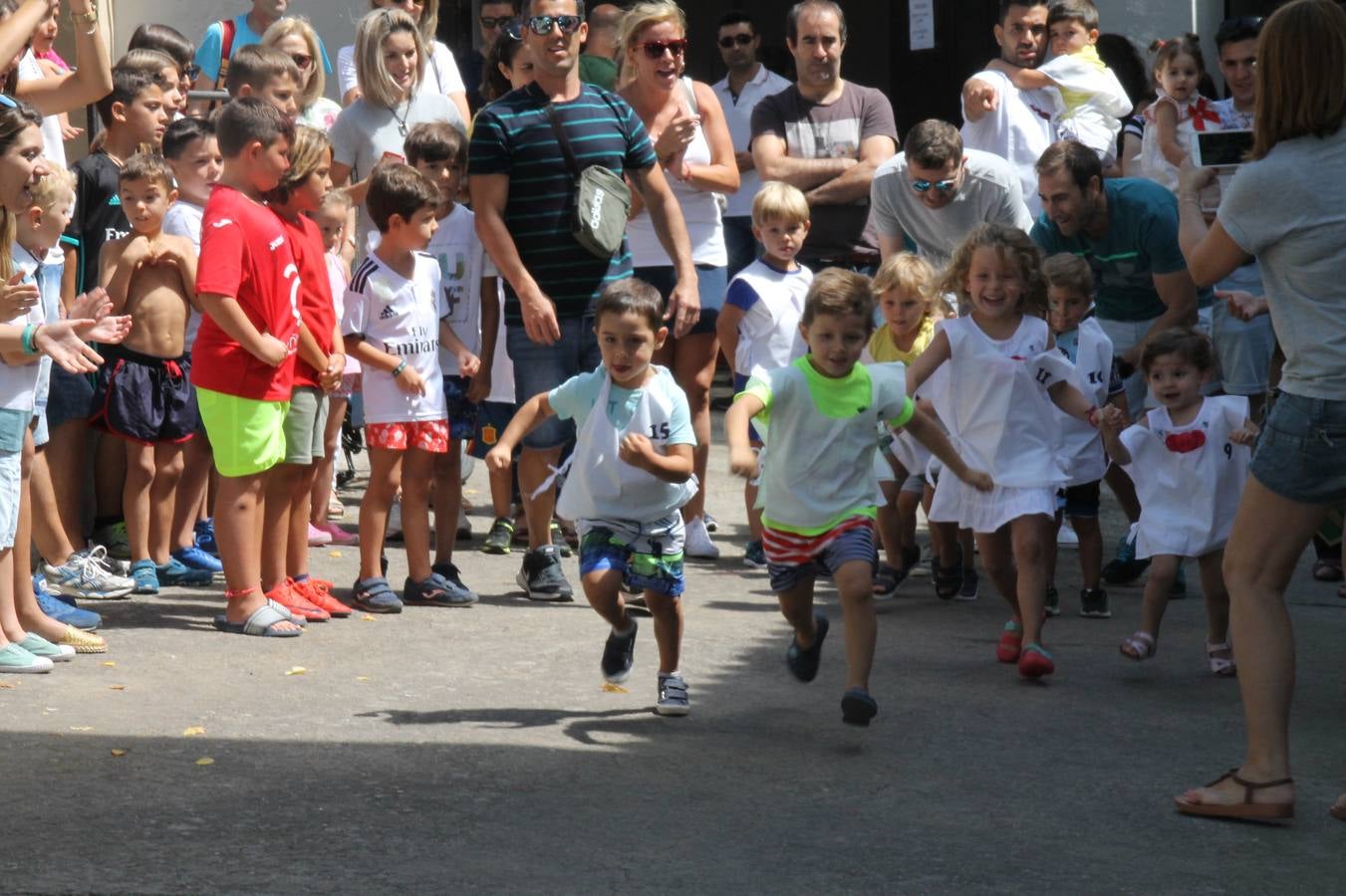 El barrio de Los Mártires ha vuelto a llenarse de fiesta, juegos y sabores típicos este fin de semana con la celebración de su tradicional 'Velá' que este año se ha vivido durante la noche del sábado y la mañana y primeras horas de la tarde del domingo.Los más pequeños del barrio callonco y de otros barrios de Jerez fueron protagonistas anoche con actividades como una exhibición de playbacks. El momento más especial fue la actuación del grupo jerezano 'Camerata Bolero' que, con un pedacito de su corazón musical prendido del Llano de Los Mártires donde ya ha deleitado con su música a sus paisanos en distintas ocasiones, anoche volvía a cantar al amor y a la vida, compartiendo la dicha de sus 25 años de andadura con sus más fieles seguidores. Con dos fantásticas voces femeninas como parte del grupo, María Jesús Méndez y María del Carmen Gordillo, Camerata Bolero esquivó la línea del tiempo con canciones eternas que solo entienden de sentimiento. El público regaló a sus componentes su aplauso y a su afecto.La ermita de los Santos Mártires ha sido testigo hoy domingo, con la luz del día, de la algarabía y la fiesta. El repique de sus campanas anunciaba por la mañana la celebración de la misa en acción de gracias, recordando la larga tradición de esta 'Velá', con más de 200 años de historia, y el singular desfile de gigantes y cabezudos invitaba a los niños y niñas a participar y a disfrutar de los juegos populares: carrera de cintas en bicicletas, carrera de sacos, el maratón callonco, y a divertirse también con distintas atracciones de agua y un cañón de espuma. La venta de los ricos dulces martileros y el servicio de barra atendido por los vecinos del barrio han puesto sabor a la celebración.