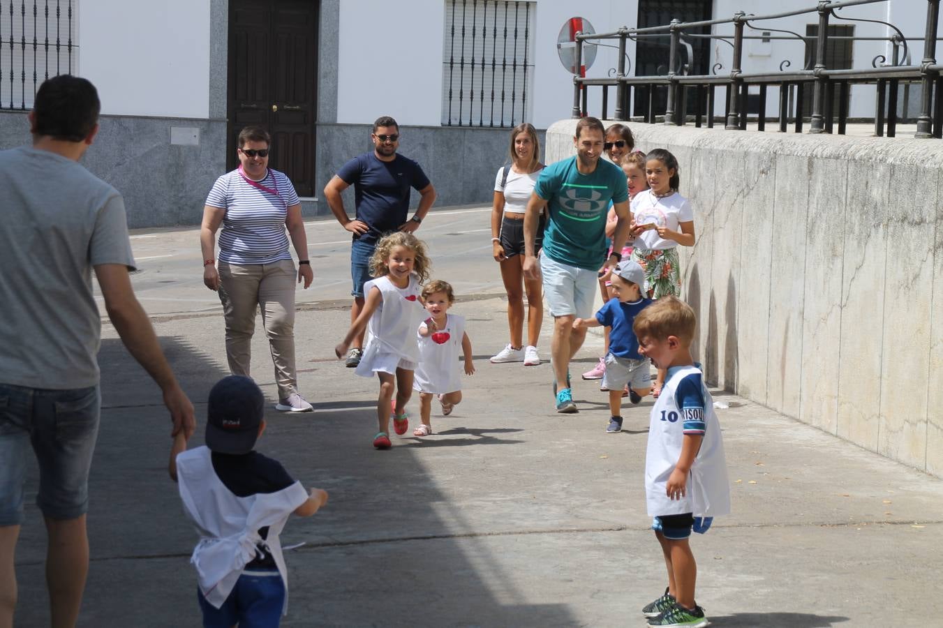 El barrio de Los Mártires ha vuelto a llenarse de fiesta, juegos y sabores típicos este fin de semana con la celebración de su tradicional 'Velá' que este año se ha vivido durante la noche del sábado y la mañana y primeras horas de la tarde del domingo.Los más pequeños del barrio callonco y de otros barrios de Jerez fueron protagonistas anoche con actividades como una exhibición de playbacks. El momento más especial fue la actuación del grupo jerezano 'Camerata Bolero' que, con un pedacito de su corazón musical prendido del Llano de Los Mártires donde ya ha deleitado con su música a sus paisanos en distintas ocasiones, anoche volvía a cantar al amor y a la vida, compartiendo la dicha de sus 25 años de andadura con sus más fieles seguidores. Con dos fantásticas voces femeninas como parte del grupo, María Jesús Méndez y María del Carmen Gordillo, Camerata Bolero esquivó la línea del tiempo con canciones eternas que solo entienden de sentimiento. El público regaló a sus componentes su aplauso y a su afecto.La ermita de los Santos Mártires ha sido testigo hoy domingo, con la luz del día, de la algarabía y la fiesta. El repique de sus campanas anunciaba por la mañana la celebración de la misa en acción de gracias, recordando la larga tradición de esta 'Velá', con más de 200 años de historia, y el singular desfile de gigantes y cabezudos invitaba a los niños y niñas a participar y a disfrutar de los juegos populares: carrera de cintas en bicicletas, carrera de sacos, el maratón callonco, y a divertirse también con distintas atracciones de agua y un cañón de espuma. La venta de los ricos dulces martileros y el servicio de barra atendido por los vecinos del barrio han puesto sabor a la celebración.
