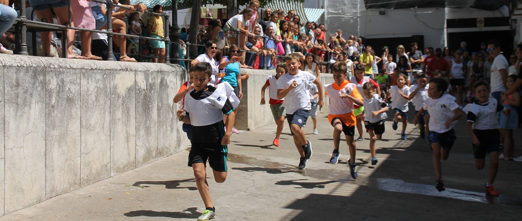 El barrio de Los Mártires ha vuelto a llenarse de fiesta, juegos y sabores típicos este fin de semana con la celebración de su tradicional 'Velá' que este año se ha vivido durante la noche del sábado y la mañana y primeras horas de la tarde del domingo.Los más pequeños del barrio callonco y de otros barrios de Jerez fueron protagonistas anoche con actividades como una exhibición de playbacks. El momento más especial fue la actuación del grupo jerezano 'Camerata Bolero' que, con un pedacito de su corazón musical prendido del Llano de Los Mártires donde ya ha deleitado con su música a sus paisanos en distintas ocasiones, anoche volvía a cantar al amor y a la vida, compartiendo la dicha de sus 25 años de andadura con sus más fieles seguidores. Con dos fantásticas voces femeninas como parte del grupo, María Jesús Méndez y María del Carmen Gordillo, Camerata Bolero esquivó la línea del tiempo con canciones eternas que solo entienden de sentimiento. El público regaló a sus componentes su aplauso y a su afecto.La ermita de los Santos Mártires ha sido testigo hoy domingo, con la luz del día, de la algarabía y la fiesta. El repique de sus campanas anunciaba por la mañana la celebración de la misa en acción de gracias, recordando la larga tradición de esta 'Velá', con más de 200 años de historia, y el singular desfile de gigantes y cabezudos invitaba a los niños y niñas a participar y a disfrutar de los juegos populares: carrera de cintas en bicicletas, carrera de sacos, el maratón callonco, y a divertirse también con distintas atracciones de agua y un cañón de espuma. La venta de los ricos dulces martileros y el servicio de barra atendido por los vecinos del barrio han puesto sabor a la celebración.