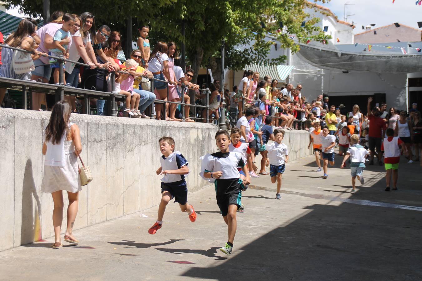 El barrio de Los Mártires ha vuelto a llenarse de fiesta, juegos y sabores típicos este fin de semana con la celebración de su tradicional 'Velá' que este año se ha vivido durante la noche del sábado y la mañana y primeras horas de la tarde del domingo.Los más pequeños del barrio callonco y de otros barrios de Jerez fueron protagonistas anoche con actividades como una exhibición de playbacks. El momento más especial fue la actuación del grupo jerezano 'Camerata Bolero' que, con un pedacito de su corazón musical prendido del Llano de Los Mártires donde ya ha deleitado con su música a sus paisanos en distintas ocasiones, anoche volvía a cantar al amor y a la vida, compartiendo la dicha de sus 25 años de andadura con sus más fieles seguidores. Con dos fantásticas voces femeninas como parte del grupo, María Jesús Méndez y María del Carmen Gordillo, Camerata Bolero esquivó la línea del tiempo con canciones eternas que solo entienden de sentimiento. El público regaló a sus componentes su aplauso y a su afecto.La ermita de los Santos Mártires ha sido testigo hoy domingo, con la luz del día, de la algarabía y la fiesta. El repique de sus campanas anunciaba por la mañana la celebración de la misa en acción de gracias, recordando la larga tradición de esta 'Velá', con más de 200 años de historia, y el singular desfile de gigantes y cabezudos invitaba a los niños y niñas a participar y a disfrutar de los juegos populares: carrera de cintas en bicicletas, carrera de sacos, el maratón callonco, y a divertirse también con distintas atracciones de agua y un cañón de espuma. La venta de los ricos dulces martileros y el servicio de barra atendido por los vecinos del barrio han puesto sabor a la celebración.