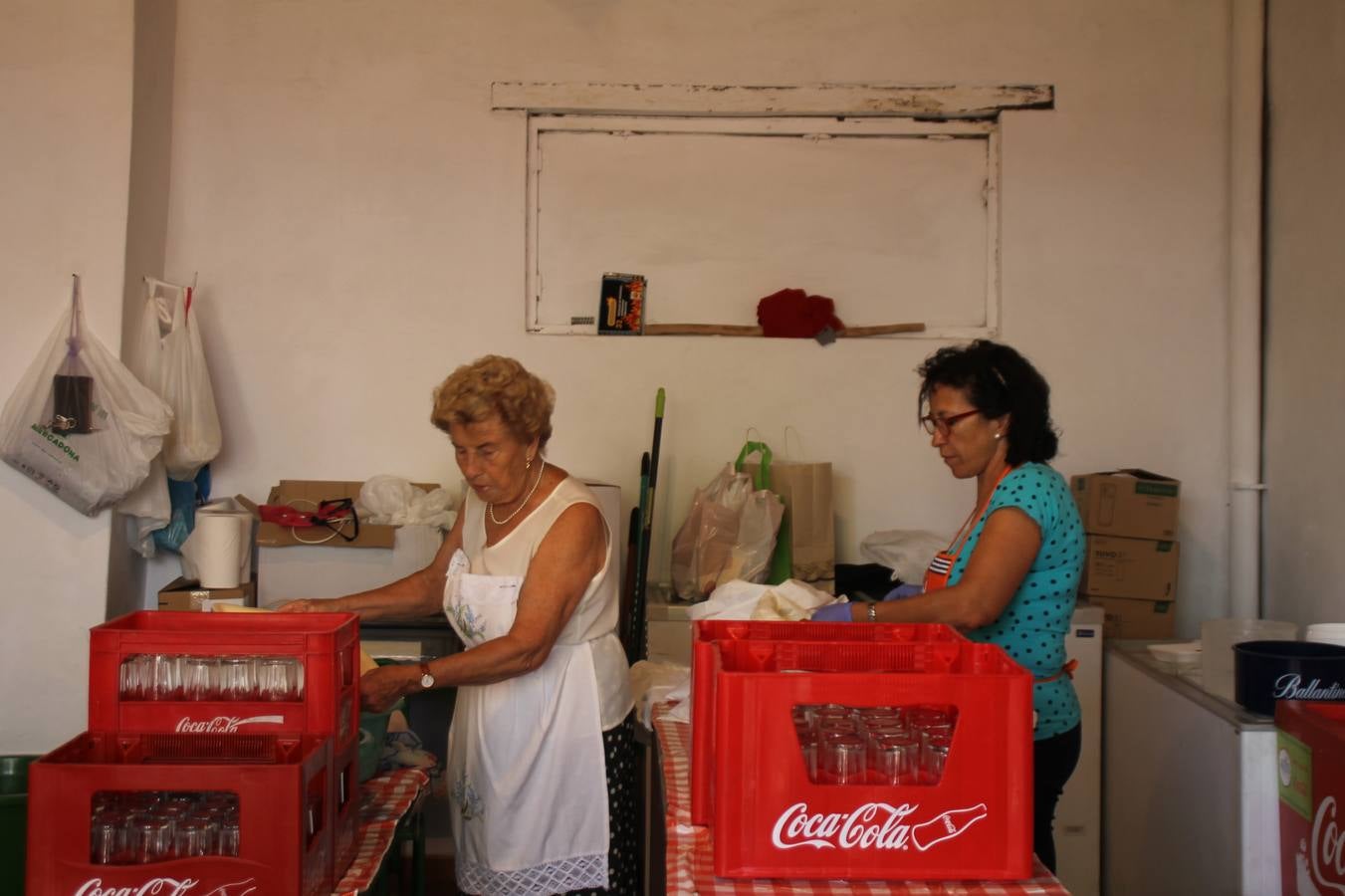 El barrio de Los Mártires ha vuelto a llenarse de fiesta, juegos y sabores típicos este fin de semana con la celebración de su tradicional 'Velá' que este año se ha vivido durante la noche del sábado y la mañana y primeras horas de la tarde del domingo.Los más pequeños del barrio callonco y de otros barrios de Jerez fueron protagonistas anoche con actividades como una exhibición de playbacks. El momento más especial fue la actuación del grupo jerezano 'Camerata Bolero' que, con un pedacito de su corazón musical prendido del Llano de Los Mártires donde ya ha deleitado con su música a sus paisanos en distintas ocasiones, anoche volvía a cantar al amor y a la vida, compartiendo la dicha de sus 25 años de andadura con sus más fieles seguidores. Con dos fantásticas voces femeninas como parte del grupo, María Jesús Méndez y María del Carmen Gordillo, Camerata Bolero esquivó la línea del tiempo con canciones eternas que solo entienden de sentimiento. El público regaló a sus componentes su aplauso y a su afecto.La ermita de los Santos Mártires ha sido testigo hoy domingo, con la luz del día, de la algarabía y la fiesta. El repique de sus campanas anunciaba por la mañana la celebración de la misa en acción de gracias, recordando la larga tradición de esta 'Velá', con más de 200 años de historia, y el singular desfile de gigantes y cabezudos invitaba a los niños y niñas a participar y a disfrutar de los juegos populares: carrera de cintas en bicicletas, carrera de sacos, el maratón callonco, y a divertirse también con distintas atracciones de agua y un cañón de espuma. La venta de los ricos dulces martileros y el servicio de barra atendido por los vecinos del barrio han puesto sabor a la celebración.