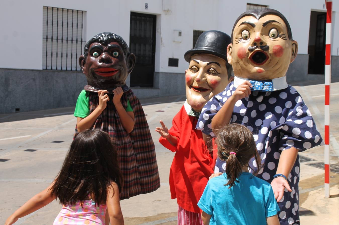 El barrio de Los Mártires ha vuelto a llenarse de fiesta, juegos y sabores típicos este fin de semana con la celebración de su tradicional 'Velá' que este año se ha vivido durante la noche del sábado y la mañana y primeras horas de la tarde del domingo.Los más pequeños del barrio callonco y de otros barrios de Jerez fueron protagonistas anoche con actividades como una exhibición de playbacks. El momento más especial fue la actuación del grupo jerezano 'Camerata Bolero' que, con un pedacito de su corazón musical prendido del Llano de Los Mártires donde ya ha deleitado con su música a sus paisanos en distintas ocasiones, anoche volvía a cantar al amor y a la vida, compartiendo la dicha de sus 25 años de andadura con sus más fieles seguidores. Con dos fantásticas voces femeninas como parte del grupo, María Jesús Méndez y María del Carmen Gordillo, Camerata Bolero esquivó la línea del tiempo con canciones eternas que solo entienden de sentimiento. El público regaló a sus componentes su aplauso y a su afecto.La ermita de los Santos Mártires ha sido testigo hoy domingo, con la luz del día, de la algarabía y la fiesta. El repique de sus campanas anunciaba por la mañana la celebración de la misa en acción de gracias, recordando la larga tradición de esta 'Velá', con más de 200 años de historia, y el singular desfile de gigantes y cabezudos invitaba a los niños y niñas a participar y a disfrutar de los juegos populares: carrera de cintas en bicicletas, carrera de sacos, el maratón callonco, y a divertirse también con distintas atracciones de agua y un cañón de espuma. La venta de los ricos dulces martileros y el servicio de barra atendido por los vecinos del barrio han puesto sabor a la celebración.