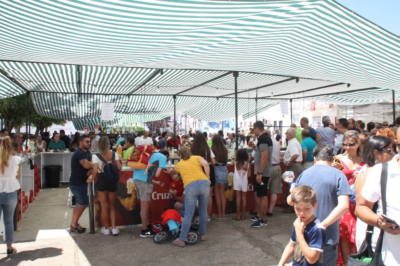 El barrio de Los Mártires ha vuelto a llenarse de fiesta, juegos y sabores típicos este fin de semana con la celebración de su tradicional 'Velá' que este año se ha vivido durante la noche del sábado y la mañana y primeras horas de la tarde del domingo.Los más pequeños del barrio callonco y de otros barrios de Jerez fueron protagonistas anoche con actividades como una exhibición de playbacks. El momento más especial fue la actuación del grupo jerezano 'Camerata Bolero' que, con un pedacito de su corazón musical prendido del Llano de Los Mártires donde ya ha deleitado con su música a sus paisanos en distintas ocasiones, anoche volvía a cantar al amor y a la vida, compartiendo la dicha de sus 25 años de andadura con sus más fieles seguidores. Con dos fantásticas voces femeninas como parte del grupo, María Jesús Méndez y María del Carmen Gordillo, Camerata Bolero esquivó la línea del tiempo con canciones eternas que solo entienden de sentimiento. El público regaló a sus componentes su aplauso y a su afecto.La ermita de los Santos Mártires ha sido testigo hoy domingo, con la luz del día, de la algarabía y la fiesta. El repique de sus campanas anunciaba por la mañana la celebración de la misa en acción de gracias, recordando la larga tradición de esta 'Velá', con más de 200 años de historia, y el singular desfile de gigantes y cabezudos invitaba a los niños y niñas a participar y a disfrutar de los juegos populares: carrera de cintas en bicicletas, carrera de sacos, el maratón callonco, y a divertirse también con distintas atracciones de agua y un cañón de espuma. La venta de los ricos dulces martileros y el servicio de barra atendido por los vecinos del barrio han puesto sabor a la celebración.