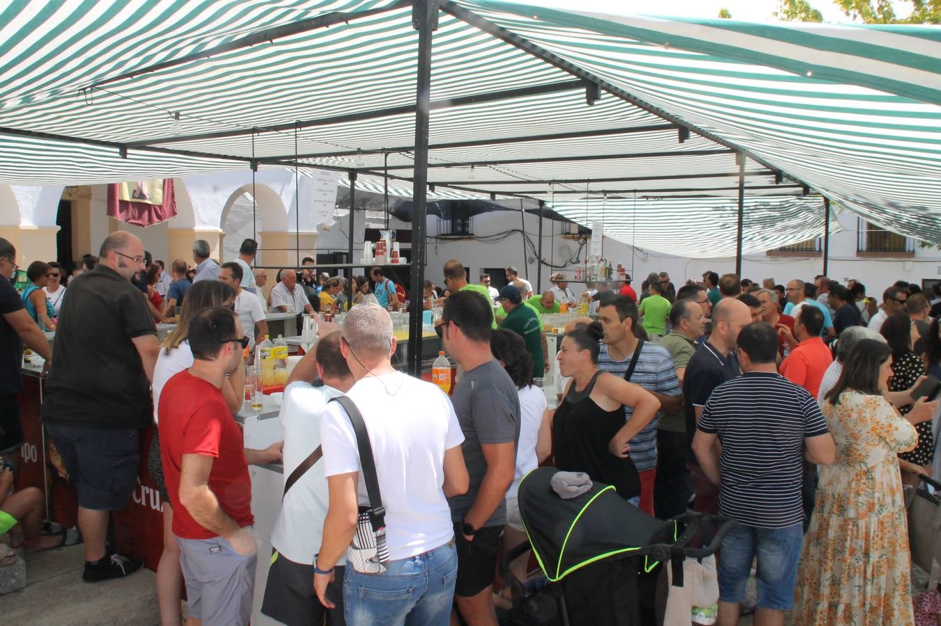 El barrio de Los Mártires ha vuelto a llenarse de fiesta, juegos y sabores típicos este fin de semana con la celebración de su tradicional 'Velá' que este año se ha vivido durante la noche del sábado y la mañana y primeras horas de la tarde del domingo.Los más pequeños del barrio callonco y de otros barrios de Jerez fueron protagonistas anoche con actividades como una exhibición de playbacks. El momento más especial fue la actuación del grupo jerezano 'Camerata Bolero' que, con un pedacito de su corazón musical prendido del Llano de Los Mártires donde ya ha deleitado con su música a sus paisanos en distintas ocasiones, anoche volvía a cantar al amor y a la vida, compartiendo la dicha de sus 25 años de andadura con sus más fieles seguidores. Con dos fantásticas voces femeninas como parte del grupo, María Jesús Méndez y María del Carmen Gordillo, Camerata Bolero esquivó la línea del tiempo con canciones eternas que solo entienden de sentimiento. El público regaló a sus componentes su aplauso y a su afecto.La ermita de los Santos Mártires ha sido testigo hoy domingo, con la luz del día, de la algarabía y la fiesta. El repique de sus campanas anunciaba por la mañana la celebración de la misa en acción de gracias, recordando la larga tradición de esta 'Velá', con más de 200 años de historia, y el singular desfile de gigantes y cabezudos invitaba a los niños y niñas a participar y a disfrutar de los juegos populares: carrera de cintas en bicicletas, carrera de sacos, el maratón callonco, y a divertirse también con distintas atracciones de agua y un cañón de espuma. La venta de los ricos dulces martileros y el servicio de barra atendido por los vecinos del barrio han puesto sabor a la celebración.