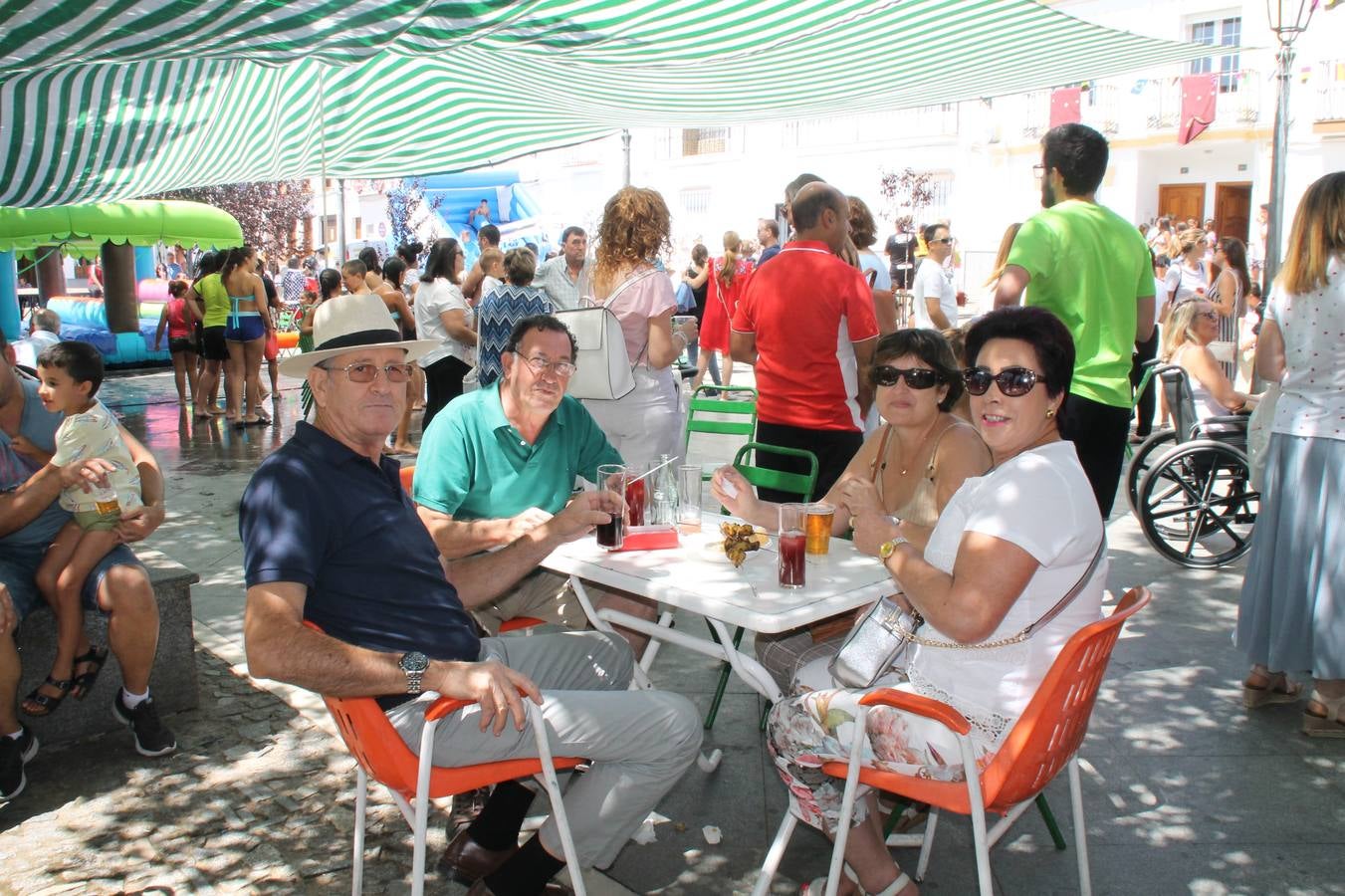El barrio de Los Mártires ha vuelto a llenarse de fiesta, juegos y sabores típicos este fin de semana con la celebración de su tradicional 'Velá' que este año se ha vivido durante la noche del sábado y la mañana y primeras horas de la tarde del domingo.Los más pequeños del barrio callonco y de otros barrios de Jerez fueron protagonistas anoche con actividades como una exhibición de playbacks. El momento más especial fue la actuación del grupo jerezano 'Camerata Bolero' que, con un pedacito de su corazón musical prendido del Llano de Los Mártires donde ya ha deleitado con su música a sus paisanos en distintas ocasiones, anoche volvía a cantar al amor y a la vida, compartiendo la dicha de sus 25 años de andadura con sus más fieles seguidores. Con dos fantásticas voces femeninas como parte del grupo, María Jesús Méndez y María del Carmen Gordillo, Camerata Bolero esquivó la línea del tiempo con canciones eternas que solo entienden de sentimiento. El público regaló a sus componentes su aplauso y a su afecto.La ermita de los Santos Mártires ha sido testigo hoy domingo, con la luz del día, de la algarabía y la fiesta. El repique de sus campanas anunciaba por la mañana la celebración de la misa en acción de gracias, recordando la larga tradición de esta 'Velá', con más de 200 años de historia, y el singular desfile de gigantes y cabezudos invitaba a los niños y niñas a participar y a disfrutar de los juegos populares: carrera de cintas en bicicletas, carrera de sacos, el maratón callonco, y a divertirse también con distintas atracciones de agua y un cañón de espuma. La venta de los ricos dulces martileros y el servicio de barra atendido por los vecinos del barrio han puesto sabor a la celebración.