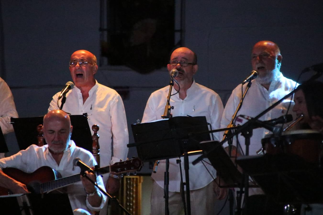 El barrio de Los Mártires ha vuelto a llenarse de fiesta, juegos y sabores típicos este fin de semana con la celebración de su tradicional 'Velá' que este año se ha vivido durante la noche del sábado y la mañana y primeras horas de la tarde del domingo.Los más pequeños del barrio callonco y de otros barrios de Jerez fueron protagonistas anoche con actividades como una exhibición de playbacks. El momento más especial fue la actuación del grupo jerezano 'Camerata Bolero' que, con un pedacito de su corazón musical prendido del Llano de Los Mártires donde ya ha deleitado con su música a sus paisanos en distintas ocasiones, anoche volvía a cantar al amor y a la vida, compartiendo la dicha de sus 25 años de andadura con sus más fieles seguidores. Con dos fantásticas voces femeninas como parte del grupo, María Jesús Méndez y María del Carmen Gordillo, Camerata Bolero esquivó la línea del tiempo con canciones eternas que solo entienden de sentimiento. El público regaló a sus componentes su aplauso y a su afecto.La ermita de los Santos Mártires ha sido testigo hoy domingo, con la luz del día, de la algarabía y la fiesta. El repique de sus campanas anunciaba por la mañana la celebración de la misa en acción de gracias, recordando la larga tradición de esta 'Velá', con más de 200 años de historia, y el singular desfile de gigantes y cabezudos invitaba a los niños y niñas a participar y a disfrutar de los juegos populares: carrera de cintas en bicicletas, carrera de sacos, el maratón callonco, y a divertirse también con distintas atracciones de agua y un cañón de espuma. La venta de los ricos dulces martileros y el servicio de barra atendido por los vecinos del barrio han puesto sabor a la celebración.