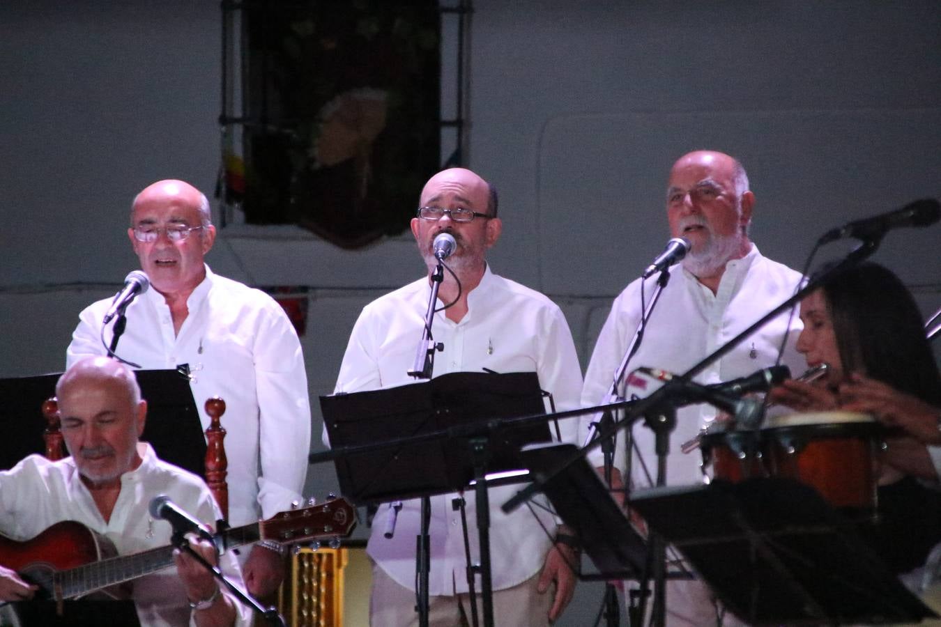 El barrio de Los Mártires ha vuelto a llenarse de fiesta, juegos y sabores típicos este fin de semana con la celebración de su tradicional 'Velá' que este año se ha vivido durante la noche del sábado y la mañana y primeras horas de la tarde del domingo.Los más pequeños del barrio callonco y de otros barrios de Jerez fueron protagonistas anoche con actividades como una exhibición de playbacks. El momento más especial fue la actuación del grupo jerezano 'Camerata Bolero' que, con un pedacito de su corazón musical prendido del Llano de Los Mártires donde ya ha deleitado con su música a sus paisanos en distintas ocasiones, anoche volvía a cantar al amor y a la vida, compartiendo la dicha de sus 25 años de andadura con sus más fieles seguidores. Con dos fantásticas voces femeninas como parte del grupo, María Jesús Méndez y María del Carmen Gordillo, Camerata Bolero esquivó la línea del tiempo con canciones eternas que solo entienden de sentimiento. El público regaló a sus componentes su aplauso y a su afecto.La ermita de los Santos Mártires ha sido testigo hoy domingo, con la luz del día, de la algarabía y la fiesta. El repique de sus campanas anunciaba por la mañana la celebración de la misa en acción de gracias, recordando la larga tradición de esta 'Velá', con más de 200 años de historia, y el singular desfile de gigantes y cabezudos invitaba a los niños y niñas a participar y a disfrutar de los juegos populares: carrera de cintas en bicicletas, carrera de sacos, el maratón callonco, y a divertirse también con distintas atracciones de agua y un cañón de espuma. La venta de los ricos dulces martileros y el servicio de barra atendido por los vecinos del barrio han puesto sabor a la celebración.