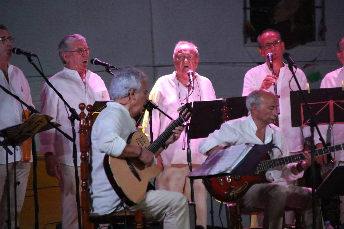 El barrio de Los Mártires ha vuelto a llenarse de fiesta, juegos y sabores típicos este fin de semana con la celebración de su tradicional 'Velá' que este año se ha vivido durante la noche del sábado y la mañana y primeras horas de la tarde del domingo.Los más pequeños del barrio callonco y de otros barrios de Jerez fueron protagonistas anoche con actividades como una exhibición de playbacks. El momento más especial fue la actuación del grupo jerezano 'Camerata Bolero' que, con un pedacito de su corazón musical prendido del Llano de Los Mártires donde ya ha deleitado con su música a sus paisanos en distintas ocasiones, anoche volvía a cantar al amor y a la vida, compartiendo la dicha de sus 25 años de andadura con sus más fieles seguidores. Con dos fantásticas voces femeninas como parte del grupo, María Jesús Méndez y María del Carmen Gordillo, Camerata Bolero esquivó la línea del tiempo con canciones eternas que solo entienden de sentimiento. El público regaló a sus componentes su aplauso y a su afecto.La ermita de los Santos Mártires ha sido testigo hoy domingo, con la luz del día, de la algarabía y la fiesta. El repique de sus campanas anunciaba por la mañana la celebración de la misa en acción de gracias, recordando la larga tradición de esta 'Velá', con más de 200 años de historia, y el singular desfile de gigantes y cabezudos invitaba a los niños y niñas a participar y a disfrutar de los juegos populares: carrera de cintas en bicicletas, carrera de sacos, el maratón callonco, y a divertirse también con distintas atracciones de agua y un cañón de espuma. La venta de los ricos dulces martileros y el servicio de barra atendido por los vecinos del barrio han puesto sabor a la celebración.