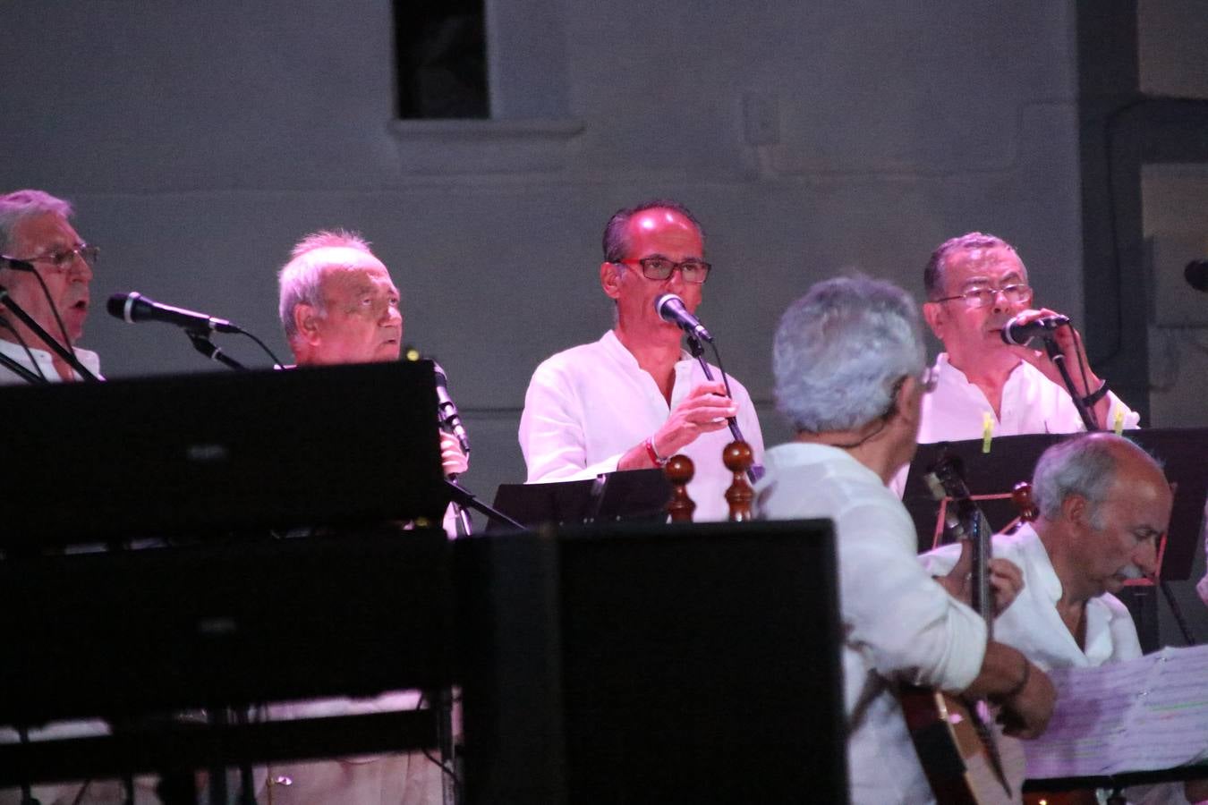 El barrio de Los Mártires ha vuelto a llenarse de fiesta, juegos y sabores típicos este fin de semana con la celebración de su tradicional 'Velá' que este año se ha vivido durante la noche del sábado y la mañana y primeras horas de la tarde del domingo.Los más pequeños del barrio callonco y de otros barrios de Jerez fueron protagonistas anoche con actividades como una exhibición de playbacks. El momento más especial fue la actuación del grupo jerezano 'Camerata Bolero' que, con un pedacito de su corazón musical prendido del Llano de Los Mártires donde ya ha deleitado con su música a sus paisanos en distintas ocasiones, anoche volvía a cantar al amor y a la vida, compartiendo la dicha de sus 25 años de andadura con sus más fieles seguidores. Con dos fantásticas voces femeninas como parte del grupo, María Jesús Méndez y María del Carmen Gordillo, Camerata Bolero esquivó la línea del tiempo con canciones eternas que solo entienden de sentimiento. El público regaló a sus componentes su aplauso y a su afecto.La ermita de los Santos Mártires ha sido testigo hoy domingo, con la luz del día, de la algarabía y la fiesta. El repique de sus campanas anunciaba por la mañana la celebración de la misa en acción de gracias, recordando la larga tradición de esta 'Velá', con más de 200 años de historia, y el singular desfile de gigantes y cabezudos invitaba a los niños y niñas a participar y a disfrutar de los juegos populares: carrera de cintas en bicicletas, carrera de sacos, el maratón callonco, y a divertirse también con distintas atracciones de agua y un cañón de espuma. La venta de los ricos dulces martileros y el servicio de barra atendido por los vecinos del barrio han puesto sabor a la celebración.