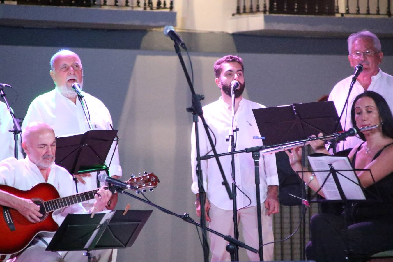 El barrio de Los Mártires ha vuelto a llenarse de fiesta, juegos y sabores típicos este fin de semana con la celebración de su tradicional 'Velá' que este año se ha vivido durante la noche del sábado y la mañana y primeras horas de la tarde del domingo.Los más pequeños del barrio callonco y de otros barrios de Jerez fueron protagonistas anoche con actividades como una exhibición de playbacks. El momento más especial fue la actuación del grupo jerezano 'Camerata Bolero' que, con un pedacito de su corazón musical prendido del Llano de Los Mártires donde ya ha deleitado con su música a sus paisanos en distintas ocasiones, anoche volvía a cantar al amor y a la vida, compartiendo la dicha de sus 25 años de andadura con sus más fieles seguidores. Con dos fantásticas voces femeninas como parte del grupo, María Jesús Méndez y María del Carmen Gordillo, Camerata Bolero esquivó la línea del tiempo con canciones eternas que solo entienden de sentimiento. El público regaló a sus componentes su aplauso y a su afecto.La ermita de los Santos Mártires ha sido testigo hoy domingo, con la luz del día, de la algarabía y la fiesta. El repique de sus campanas anunciaba por la mañana la celebración de la misa en acción de gracias, recordando la larga tradición de esta 'Velá', con más de 200 años de historia, y el singular desfile de gigantes y cabezudos invitaba a los niños y niñas a participar y a disfrutar de los juegos populares: carrera de cintas en bicicletas, carrera de sacos, el maratón callonco, y a divertirse también con distintas atracciones de agua y un cañón de espuma. La venta de los ricos dulces martileros y el servicio de barra atendido por los vecinos del barrio han puesto sabor a la celebración.