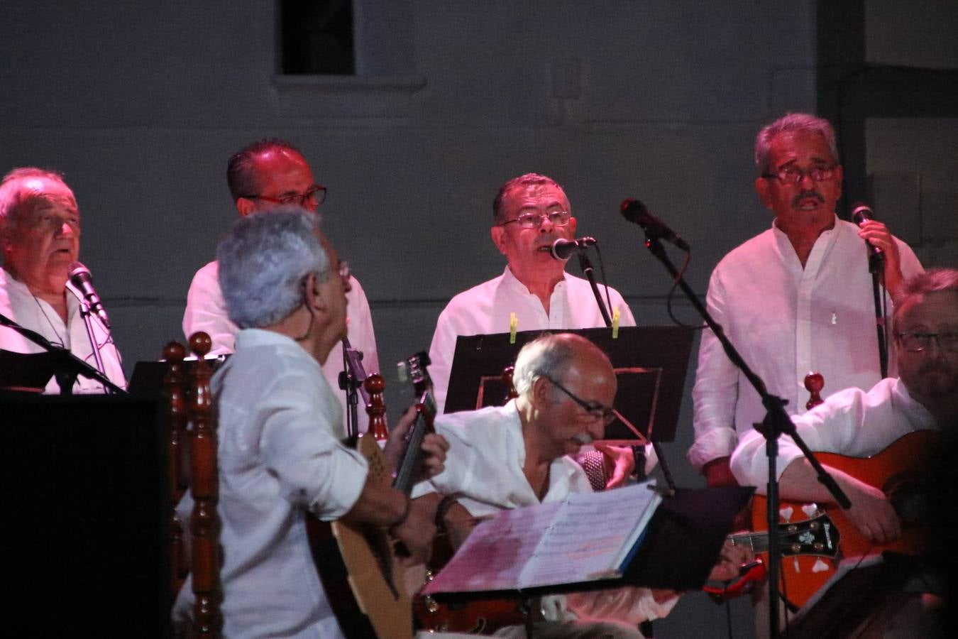 El barrio de Los Mártires ha vuelto a llenarse de fiesta, juegos y sabores típicos este fin de semana con la celebración de su tradicional 'Velá' que este año se ha vivido durante la noche del sábado y la mañana y primeras horas de la tarde del domingo.Los más pequeños del barrio callonco y de otros barrios de Jerez fueron protagonistas anoche con actividades como una exhibición de playbacks. El momento más especial fue la actuación del grupo jerezano 'Camerata Bolero' que, con un pedacito de su corazón musical prendido del Llano de Los Mártires donde ya ha deleitado con su música a sus paisanos en distintas ocasiones, anoche volvía a cantar al amor y a la vida, compartiendo la dicha de sus 25 años de andadura con sus más fieles seguidores. Con dos fantásticas voces femeninas como parte del grupo, María Jesús Méndez y María del Carmen Gordillo, Camerata Bolero esquivó la línea del tiempo con canciones eternas que solo entienden de sentimiento. El público regaló a sus componentes su aplauso y a su afecto.La ermita de los Santos Mártires ha sido testigo hoy domingo, con la luz del día, de la algarabía y la fiesta. El repique de sus campanas anunciaba por la mañana la celebración de la misa en acción de gracias, recordando la larga tradición de esta 'Velá', con más de 200 años de historia, y el singular desfile de gigantes y cabezudos invitaba a los niños y niñas a participar y a disfrutar de los juegos populares: carrera de cintas en bicicletas, carrera de sacos, el maratón callonco, y a divertirse también con distintas atracciones de agua y un cañón de espuma. La venta de los ricos dulces martileros y el servicio de barra atendido por los vecinos del barrio han puesto sabor a la celebración.