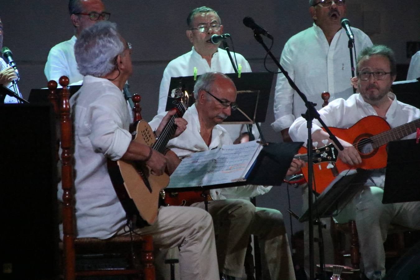 El barrio de Los Mártires ha vuelto a llenarse de fiesta, juegos y sabores típicos este fin de semana con la celebración de su tradicional 'Velá' que este año se ha vivido durante la noche del sábado y la mañana y primeras horas de la tarde del domingo.Los más pequeños del barrio callonco y de otros barrios de Jerez fueron protagonistas anoche con actividades como una exhibición de playbacks. El momento más especial fue la actuación del grupo jerezano 'Camerata Bolero' que, con un pedacito de su corazón musical prendido del Llano de Los Mártires donde ya ha deleitado con su música a sus paisanos en distintas ocasiones, anoche volvía a cantar al amor y a la vida, compartiendo la dicha de sus 25 años de andadura con sus más fieles seguidores. Con dos fantásticas voces femeninas como parte del grupo, María Jesús Méndez y María del Carmen Gordillo, Camerata Bolero esquivó la línea del tiempo con canciones eternas que solo entienden de sentimiento. El público regaló a sus componentes su aplauso y a su afecto.La ermita de los Santos Mártires ha sido testigo hoy domingo, con la luz del día, de la algarabía y la fiesta. El repique de sus campanas anunciaba por la mañana la celebración de la misa en acción de gracias, recordando la larga tradición de esta 'Velá', con más de 200 años de historia, y el singular desfile de gigantes y cabezudos invitaba a los niños y niñas a participar y a disfrutar de los juegos populares: carrera de cintas en bicicletas, carrera de sacos, el maratón callonco, y a divertirse también con distintas atracciones de agua y un cañón de espuma. La venta de los ricos dulces martileros y el servicio de barra atendido por los vecinos del barrio han puesto sabor a la celebración.