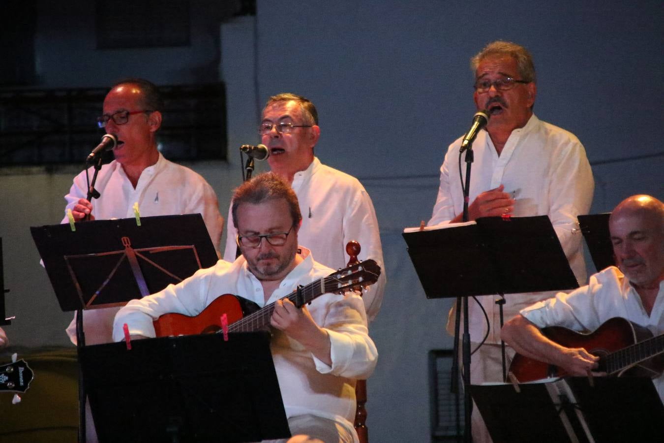 El barrio de Los Mártires ha vuelto a llenarse de fiesta, juegos y sabores típicos este fin de semana con la celebración de su tradicional 'Velá' que este año se ha vivido durante la noche del sábado y la mañana y primeras horas de la tarde del domingo.Los más pequeños del barrio callonco y de otros barrios de Jerez fueron protagonistas anoche con actividades como una exhibición de playbacks. El momento más especial fue la actuación del grupo jerezano 'Camerata Bolero' que, con un pedacito de su corazón musical prendido del Llano de Los Mártires donde ya ha deleitado con su música a sus paisanos en distintas ocasiones, anoche volvía a cantar al amor y a la vida, compartiendo la dicha de sus 25 años de andadura con sus más fieles seguidores. Con dos fantásticas voces femeninas como parte del grupo, María Jesús Méndez y María del Carmen Gordillo, Camerata Bolero esquivó la línea del tiempo con canciones eternas que solo entienden de sentimiento. El público regaló a sus componentes su aplauso y a su afecto.La ermita de los Santos Mártires ha sido testigo hoy domingo, con la luz del día, de la algarabía y la fiesta. El repique de sus campanas anunciaba por la mañana la celebración de la misa en acción de gracias, recordando la larga tradición de esta 'Velá', con más de 200 años de historia, y el singular desfile de gigantes y cabezudos invitaba a los niños y niñas a participar y a disfrutar de los juegos populares: carrera de cintas en bicicletas, carrera de sacos, el maratón callonco, y a divertirse también con distintas atracciones de agua y un cañón de espuma. La venta de los ricos dulces martileros y el servicio de barra atendido por los vecinos del barrio han puesto sabor a la celebración.