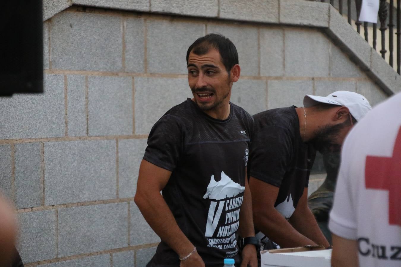 La Plaza de España de Jerez de los Caballeros acogió, ayer, la V Carrera Popular Nocturna 'Recorriendo el Medievo', organizada por el Ayuntamiento del municipio con la colaboración del Plan de Dinamización Deportiva de la Mancomunidad Sierra Suroeste. Las principales calles del municipio volvieron a convertirse en el mejor escenario para el desarrollo de esta prueba deportiva que, año tras año, se consolida como una de las citas más destacadas del calendario estival jerezano y en la que la solidaridad, también, está muy presente. Así, se lograron recaudar 153 kilos y 22 euros que irán destinados al almacén de alimentos que gestiona la Asamblea local de Cruz Roja en el municipio.En esta edición, han participado unos 200 corredores de la localidad y alrededores, siendo Manuel Gómez Lucas y Tina María Ramos, vencedores de la clasificación general.