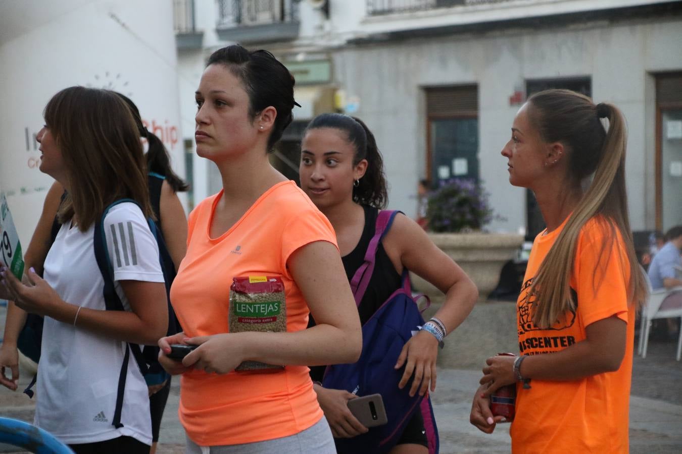 La Plaza de España de Jerez de los Caballeros acogió, ayer, la V Carrera Popular Nocturna 'Recorriendo el Medievo', organizada por el Ayuntamiento del municipio con la colaboración del Plan de Dinamización Deportiva de la Mancomunidad Sierra Suroeste. Las principales calles del municipio volvieron a convertirse en el mejor escenario para el desarrollo de esta prueba deportiva que, año tras año, se consolida como una de las citas más destacadas del calendario estival jerezano y en la que la solidaridad, también, está muy presente. Así, se lograron recaudar 153 kilos y 22 euros que irán destinados al almacén de alimentos que gestiona la Asamblea local de Cruz Roja en el municipio.En esta edición, han participado unos 200 corredores de la localidad y alrededores, siendo Manuel Gómez Lucas y Tina María Ramos, vencedores de la clasificación general.