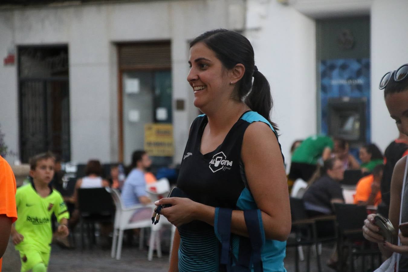 La Plaza de España de Jerez de los Caballeros acogió, ayer, la V Carrera Popular Nocturna 'Recorriendo el Medievo', organizada por el Ayuntamiento del municipio con la colaboración del Plan de Dinamización Deportiva de la Mancomunidad Sierra Suroeste. Las principales calles del municipio volvieron a convertirse en el mejor escenario para el desarrollo de esta prueba deportiva que, año tras año, se consolida como una de las citas más destacadas del calendario estival jerezano y en la que la solidaridad, también, está muy presente. Así, se lograron recaudar 153 kilos y 22 euros que irán destinados al almacén de alimentos que gestiona la Asamblea local de Cruz Roja en el municipio.En esta edición, han participado unos 200 corredores de la localidad y alrededores, siendo Manuel Gómez Lucas y Tina María Ramos, vencedores de la clasificación general.