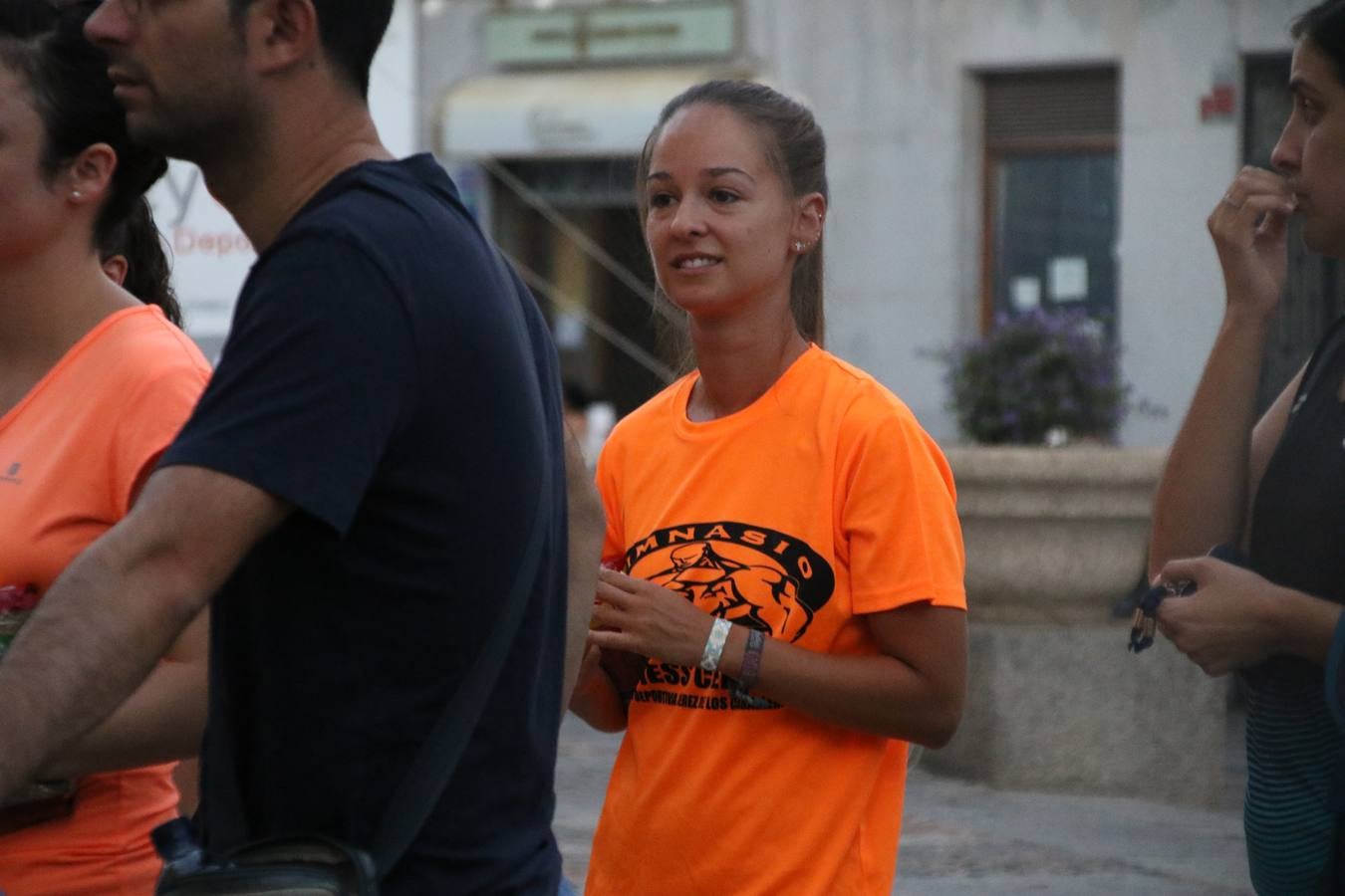 La Plaza de España de Jerez de los Caballeros acogió, ayer, la V Carrera Popular Nocturna 'Recorriendo el Medievo', organizada por el Ayuntamiento del municipio con la colaboración del Plan de Dinamización Deportiva de la Mancomunidad Sierra Suroeste. Las principales calles del municipio volvieron a convertirse en el mejor escenario para el desarrollo de esta prueba deportiva que, año tras año, se consolida como una de las citas más destacadas del calendario estival jerezano y en la que la solidaridad, también, está muy presente. Así, se lograron recaudar 153 kilos y 22 euros que irán destinados al almacén de alimentos que gestiona la Asamblea local de Cruz Roja en el municipio.En esta edición, han participado unos 200 corredores de la localidad y alrededores, siendo Manuel Gómez Lucas y Tina María Ramos, vencedores de la clasificación general.