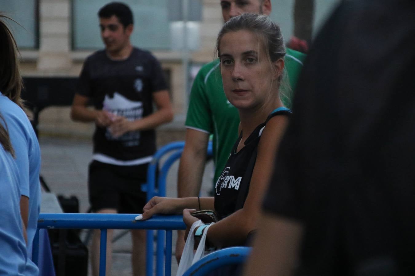 La Plaza de España de Jerez de los Caballeros acogió, ayer, la V Carrera Popular Nocturna 'Recorriendo el Medievo', organizada por el Ayuntamiento del municipio con la colaboración del Plan de Dinamización Deportiva de la Mancomunidad Sierra Suroeste. Las principales calles del municipio volvieron a convertirse en el mejor escenario para el desarrollo de esta prueba deportiva que, año tras año, se consolida como una de las citas más destacadas del calendario estival jerezano y en la que la solidaridad, también, está muy presente. Así, se lograron recaudar 153 kilos y 22 euros que irán destinados al almacén de alimentos que gestiona la Asamblea local de Cruz Roja en el municipio.En esta edición, han participado unos 200 corredores de la localidad y alrededores, siendo Manuel Gómez Lucas y Tina María Ramos, vencedores de la clasificación general.
