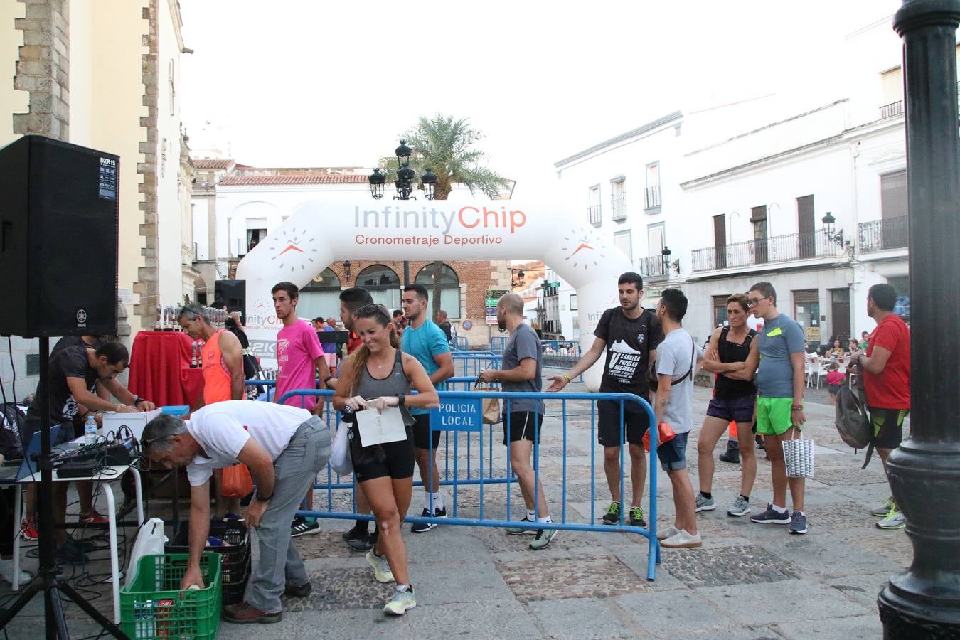La Plaza de España de Jerez de los Caballeros acogió, ayer, la V Carrera Popular Nocturna 'Recorriendo el Medievo', organizada por el Ayuntamiento del municipio con la colaboración del Plan de Dinamización Deportiva de la Mancomunidad Sierra Suroeste. Las principales calles del municipio volvieron a convertirse en el mejor escenario para el desarrollo de esta prueba deportiva que, año tras año, se consolida como una de las citas más destacadas del calendario estival jerezano y en la que la solidaridad, también, está muy presente. Así, se lograron recaudar 153 kilos y 22 euros que irán destinados al almacén de alimentos que gestiona la Asamblea local de Cruz Roja en el municipio.En esta edición, han participado unos 200 corredores de la localidad y alrededores, siendo Manuel Gómez Lucas y Tina María Ramos, vencedores de la clasificación general.