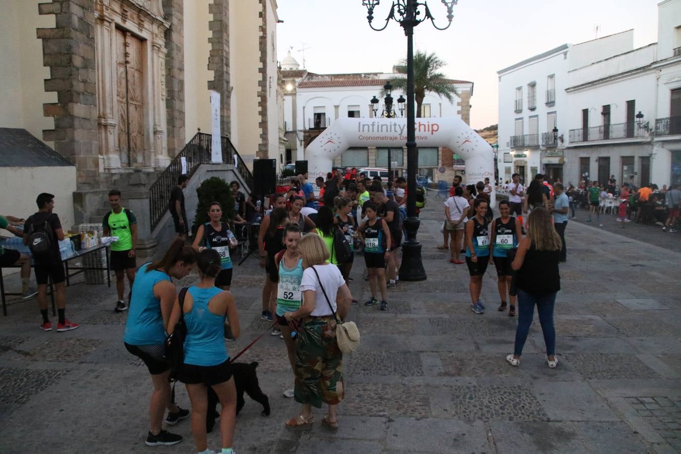La Plaza de España de Jerez de los Caballeros acogió, ayer, la V Carrera Popular Nocturna 'Recorriendo el Medievo', organizada por el Ayuntamiento del municipio con la colaboración del Plan de Dinamización Deportiva de la Mancomunidad Sierra Suroeste. Las principales calles del municipio volvieron a convertirse en el mejor escenario para el desarrollo de esta prueba deportiva que, año tras año, se consolida como una de las citas más destacadas del calendario estival jerezano y en la que la solidaridad, también, está muy presente. Así, se lograron recaudar 153 kilos y 22 euros que irán destinados al almacén de alimentos que gestiona la Asamblea local de Cruz Roja en el municipio.En esta edición, han participado unos 200 corredores de la localidad y alrededores, siendo Manuel Gómez Lucas y Tina María Ramos, vencedores de la clasificación general.