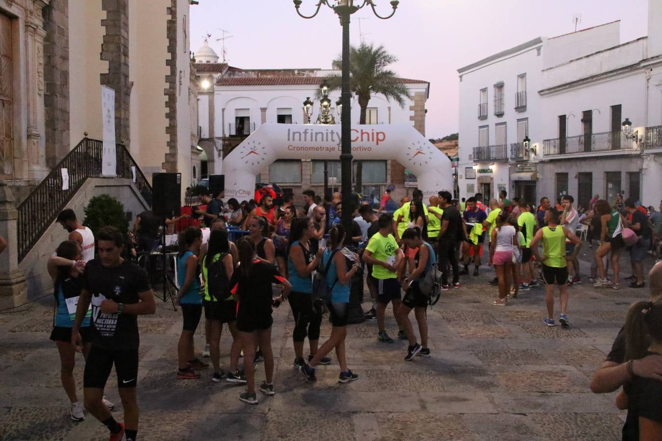 La Plaza de España de Jerez de los Caballeros acogió, ayer, la V Carrera Popular Nocturna 'Recorriendo el Medievo', organizada por el Ayuntamiento del municipio con la colaboración del Plan de Dinamización Deportiva de la Mancomunidad Sierra Suroeste. Las principales calles del municipio volvieron a convertirse en el mejor escenario para el desarrollo de esta prueba deportiva que, año tras año, se consolida como una de las citas más destacadas del calendario estival jerezano y en la que la solidaridad, también, está muy presente. Así, se lograron recaudar 153 kilos y 22 euros que irán destinados al almacén de alimentos que gestiona la Asamblea local de Cruz Roja en el municipio.En esta edición, han participado unos 200 corredores de la localidad y alrededores, siendo Manuel Gómez Lucas y Tina María Ramos, vencedores de la clasificación general.