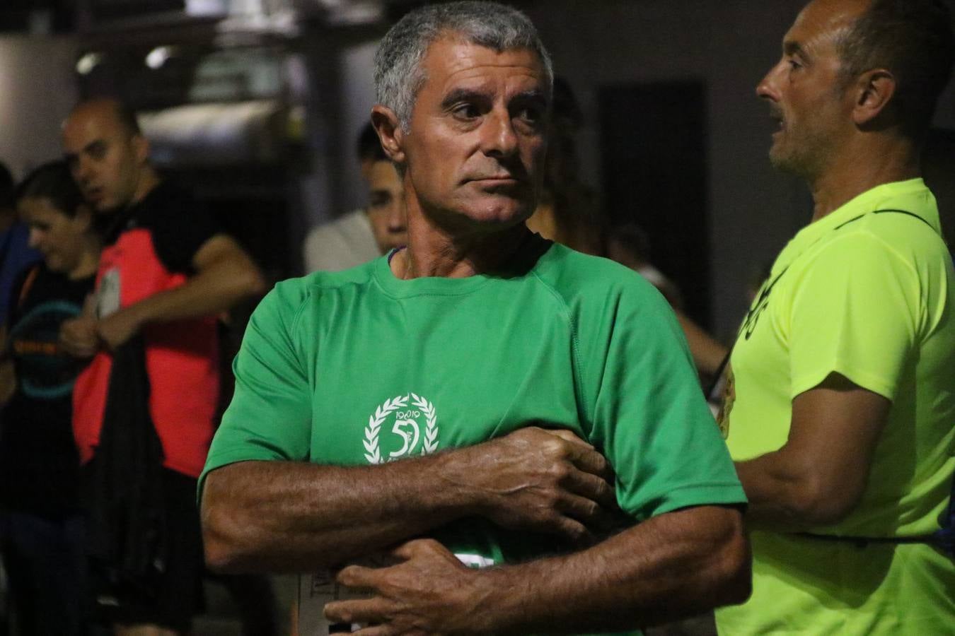 La Plaza de España de Jerez de los Caballeros acogió, ayer, la V Carrera Popular Nocturna 'Recorriendo el Medievo', organizada por el Ayuntamiento del municipio con la colaboración del Plan de Dinamización Deportiva de la Mancomunidad Sierra Suroeste. Las principales calles del municipio volvieron a convertirse en el mejor escenario para el desarrollo de esta prueba deportiva que, año tras año, se consolida como una de las citas más destacadas del calendario estival jerezano y en la que la solidaridad, también, está muy presente. Así, se lograron recaudar 153 kilos y 22 euros que irán destinados al almacén de alimentos que gestiona la Asamblea local de Cruz Roja en el municipio.En esta edición, han participado unos 200 corredores de la localidad y alrededores, siendo Manuel Gómez Lucas y Tina María Ramos, vencedores de la clasificación general.