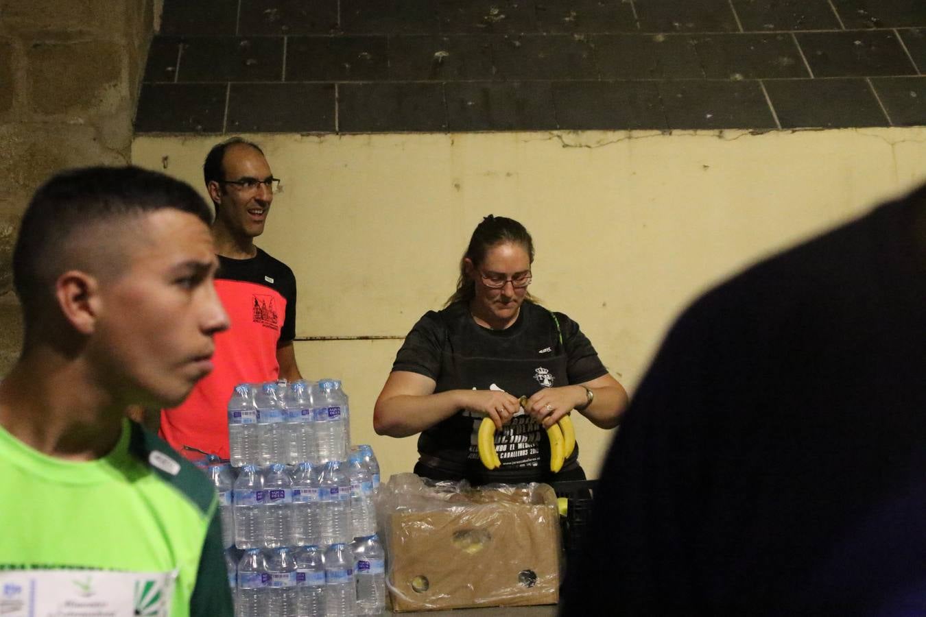 La Plaza de España de Jerez de los Caballeros acogió, ayer, la V Carrera Popular Nocturna 'Recorriendo el Medievo', organizada por el Ayuntamiento del municipio con la colaboración del Plan de Dinamización Deportiva de la Mancomunidad Sierra Suroeste. Las principales calles del municipio volvieron a convertirse en el mejor escenario para el desarrollo de esta prueba deportiva que, año tras año, se consolida como una de las citas más destacadas del calendario estival jerezano y en la que la solidaridad, también, está muy presente. Así, se lograron recaudar 153 kilos y 22 euros que irán destinados al almacén de alimentos que gestiona la Asamblea local de Cruz Roja en el municipio.En esta edición, han participado unos 200 corredores de la localidad y alrededores, siendo Manuel Gómez Lucas y Tina María Ramos, vencedores de la clasificación general.