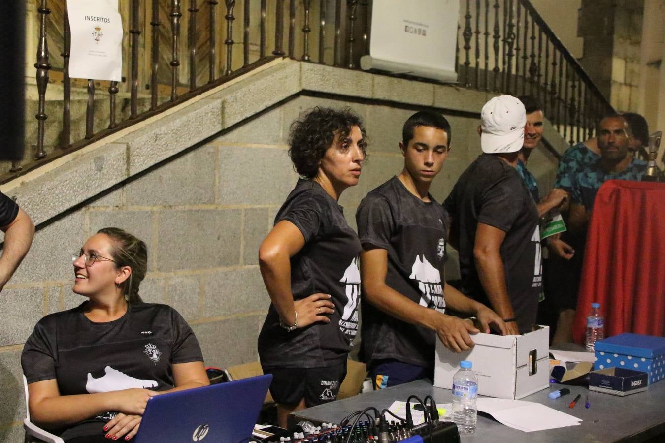 La Plaza de España de Jerez de los Caballeros acogió, ayer, la V Carrera Popular Nocturna 'Recorriendo el Medievo', organizada por el Ayuntamiento del municipio con la colaboración del Plan de Dinamización Deportiva de la Mancomunidad Sierra Suroeste. Las principales calles del municipio volvieron a convertirse en el mejor escenario para el desarrollo de esta prueba deportiva que, año tras año, se consolida como una de las citas más destacadas del calendario estival jerezano y en la que la solidaridad, también, está muy presente. Así, se lograron recaudar 153 kilos y 22 euros que irán destinados al almacén de alimentos que gestiona la Asamblea local de Cruz Roja en el municipio.En esta edición, han participado unos 200 corredores de la localidad y alrededores, siendo Manuel Gómez Lucas y Tina María Ramos, vencedores de la clasificación general.