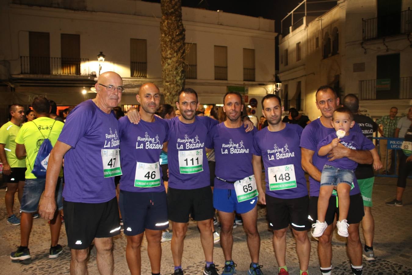 La Plaza de España de Jerez de los Caballeros acogió, ayer, la V Carrera Popular Nocturna 'Recorriendo el Medievo', organizada por el Ayuntamiento del municipio con la colaboración del Plan de Dinamización Deportiva de la Mancomunidad Sierra Suroeste. Las principales calles del municipio volvieron a convertirse en el mejor escenario para el desarrollo de esta prueba deportiva que, año tras año, se consolida como una de las citas más destacadas del calendario estival jerezano y en la que la solidaridad, también, está muy presente. Así, se lograron recaudar 153 kilos y 22 euros que irán destinados al almacén de alimentos que gestiona la Asamblea local de Cruz Roja en el municipio.En esta edición, han participado unos 200 corredores de la localidad y alrededores, siendo Manuel Gómez Lucas y Tina María Ramos, vencedores de la clasificación general.