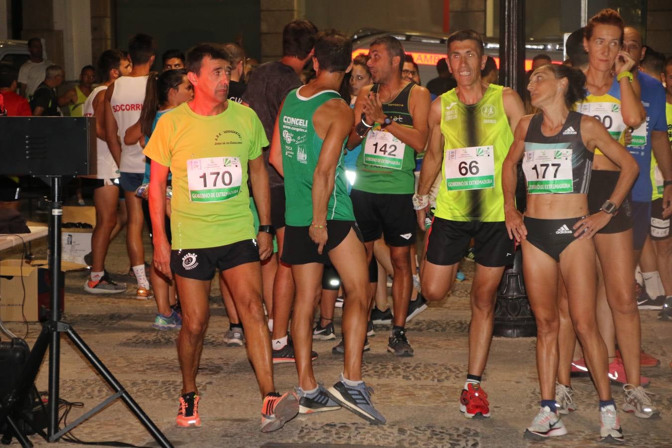La Plaza de España de Jerez de los Caballeros acogió, ayer, la V Carrera Popular Nocturna 'Recorriendo el Medievo', organizada por el Ayuntamiento del municipio con la colaboración del Plan de Dinamización Deportiva de la Mancomunidad Sierra Suroeste. Las principales calles del municipio volvieron a convertirse en el mejor escenario para el desarrollo de esta prueba deportiva que, año tras año, se consolida como una de las citas más destacadas del calendario estival jerezano y en la que la solidaridad, también, está muy presente. Así, se lograron recaudar 153 kilos y 22 euros que irán destinados al almacén de alimentos que gestiona la Asamblea local de Cruz Roja en el municipio.En esta edición, han participado unos 200 corredores de la localidad y alrededores, siendo Manuel Gómez Lucas y Tina María Ramos, vencedores de la clasificación general.