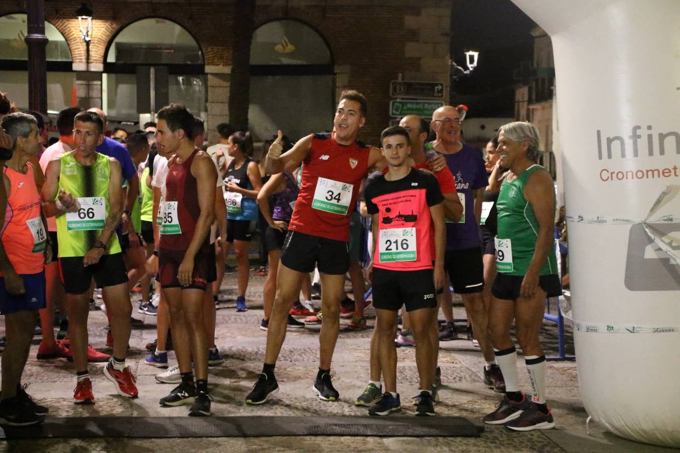 La Plaza de España de Jerez de los Caballeros acogió, ayer, la V Carrera Popular Nocturna 'Recorriendo el Medievo', organizada por el Ayuntamiento del municipio con la colaboración del Plan de Dinamización Deportiva de la Mancomunidad Sierra Suroeste. Las principales calles del municipio volvieron a convertirse en el mejor escenario para el desarrollo de esta prueba deportiva que, año tras año, se consolida como una de las citas más destacadas del calendario estival jerezano y en la que la solidaridad, también, está muy presente. Así, se lograron recaudar 153 kilos y 22 euros que irán destinados al almacén de alimentos que gestiona la Asamblea local de Cruz Roja en el municipio.En esta edición, han participado unos 200 corredores de la localidad y alrededores, siendo Manuel Gómez Lucas y Tina María Ramos, vencedores de la clasificación general.