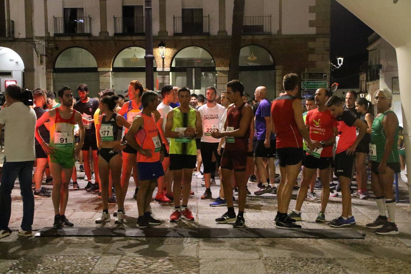 La Plaza de España de Jerez de los Caballeros acogió, ayer, la V Carrera Popular Nocturna 'Recorriendo el Medievo', organizada por el Ayuntamiento del municipio con la colaboración del Plan de Dinamización Deportiva de la Mancomunidad Sierra Suroeste. Las principales calles del municipio volvieron a convertirse en el mejor escenario para el desarrollo de esta prueba deportiva que, año tras año, se consolida como una de las citas más destacadas del calendario estival jerezano y en la que la solidaridad, también, está muy presente. Así, se lograron recaudar 153 kilos y 22 euros que irán destinados al almacén de alimentos que gestiona la Asamblea local de Cruz Roja en el municipio.En esta edición, han participado unos 200 corredores de la localidad y alrededores, siendo Manuel Gómez Lucas y Tina María Ramos, vencedores de la clasificación general.
