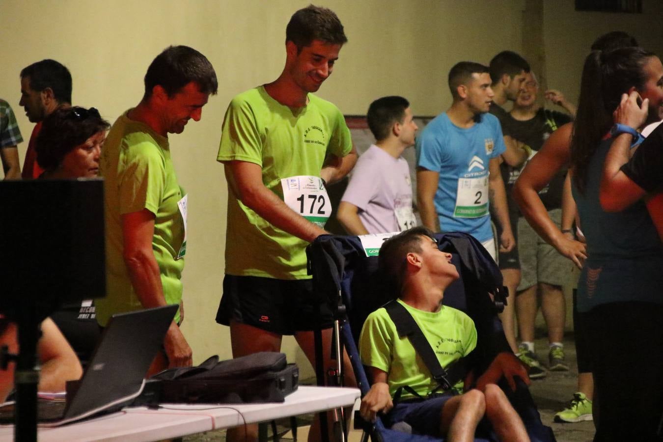 La Plaza de España de Jerez de los Caballeros acogió, ayer, la V Carrera Popular Nocturna 'Recorriendo el Medievo', organizada por el Ayuntamiento del municipio con la colaboración del Plan de Dinamización Deportiva de la Mancomunidad Sierra Suroeste. Las principales calles del municipio volvieron a convertirse en el mejor escenario para el desarrollo de esta prueba deportiva que, año tras año, se consolida como una de las citas más destacadas del calendario estival jerezano y en la que la solidaridad, también, está muy presente. Así, se lograron recaudar 153 kilos y 22 euros que irán destinados al almacén de alimentos que gestiona la Asamblea local de Cruz Roja en el municipio.En esta edición, han participado unos 200 corredores de la localidad y alrededores, siendo Manuel Gómez Lucas y Tina María Ramos, vencedores de la clasificación general.