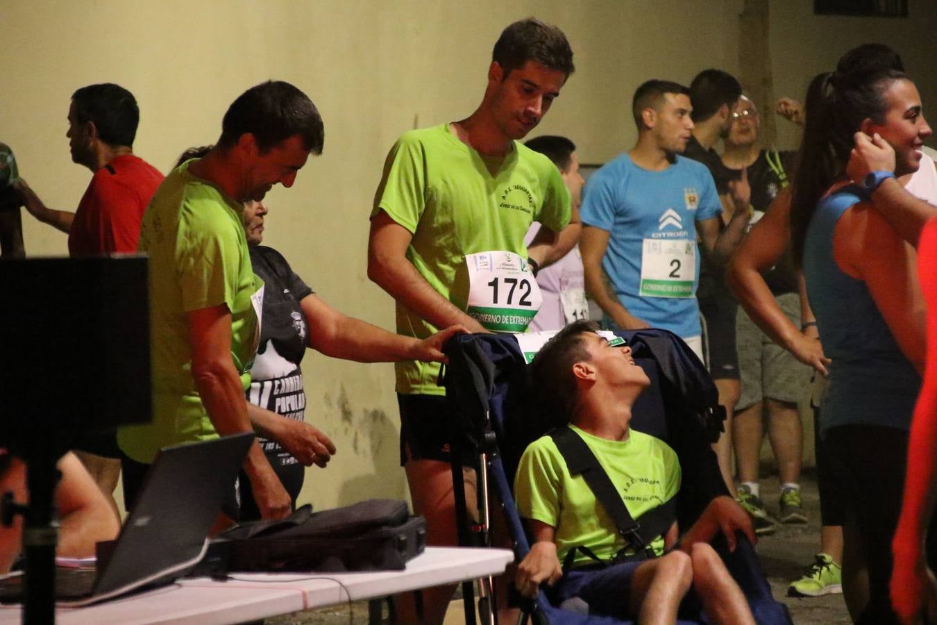 La Plaza de España de Jerez de los Caballeros acogió, ayer, la V Carrera Popular Nocturna 'Recorriendo el Medievo', organizada por el Ayuntamiento del municipio con la colaboración del Plan de Dinamización Deportiva de la Mancomunidad Sierra Suroeste. Las principales calles del municipio volvieron a convertirse en el mejor escenario para el desarrollo de esta prueba deportiva que, año tras año, se consolida como una de las citas más destacadas del calendario estival jerezano y en la que la solidaridad, también, está muy presente. Así, se lograron recaudar 153 kilos y 22 euros que irán destinados al almacén de alimentos que gestiona la Asamblea local de Cruz Roja en el municipio.En esta edición, han participado unos 200 corredores de la localidad y alrededores, siendo Manuel Gómez Lucas y Tina María Ramos, vencedores de la clasificación general.