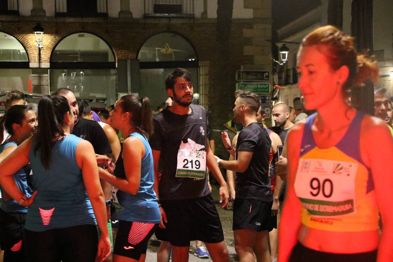 La Plaza de España de Jerez de los Caballeros acogió, ayer, la V Carrera Popular Nocturna 'Recorriendo el Medievo', organizada por el Ayuntamiento del municipio con la colaboración del Plan de Dinamización Deportiva de la Mancomunidad Sierra Suroeste. Las principales calles del municipio volvieron a convertirse en el mejor escenario para el desarrollo de esta prueba deportiva que, año tras año, se consolida como una de las citas más destacadas del calendario estival jerezano y en la que la solidaridad, también, está muy presente. Así, se lograron recaudar 153 kilos y 22 euros que irán destinados al almacén de alimentos que gestiona la Asamblea local de Cruz Roja en el municipio.En esta edición, han participado unos 200 corredores de la localidad y alrededores, siendo Manuel Gómez Lucas y Tina María Ramos, vencedores de la clasificación general.