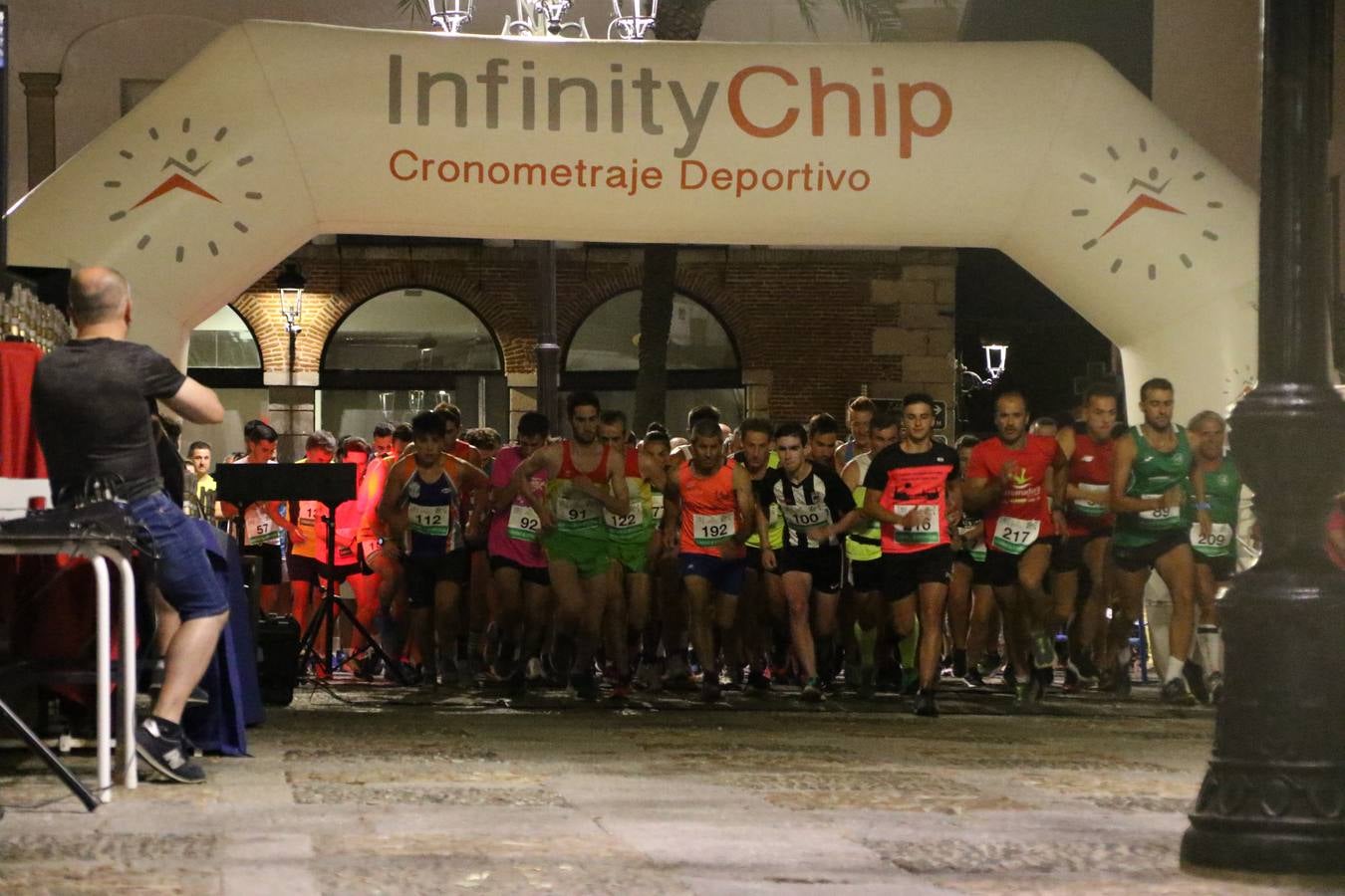 La Plaza de España de Jerez de los Caballeros acogió, ayer, la V Carrera Popular Nocturna 'Recorriendo el Medievo', organizada por el Ayuntamiento del municipio con la colaboración del Plan de Dinamización Deportiva de la Mancomunidad Sierra Suroeste. Las principales calles del municipio volvieron a convertirse en el mejor escenario para el desarrollo de esta prueba deportiva que, año tras año, se consolida como una de las citas más destacadas del calendario estival jerezano y en la que la solidaridad, también, está muy presente. Así, se lograron recaudar 153 kilos y 22 euros que irán destinados al almacén de alimentos que gestiona la Asamblea local de Cruz Roja en el municipio.En esta edición, han participado unos 200 corredores de la localidad y alrededores, siendo Manuel Gómez Lucas y Tina María Ramos, vencedores de la clasificación general.