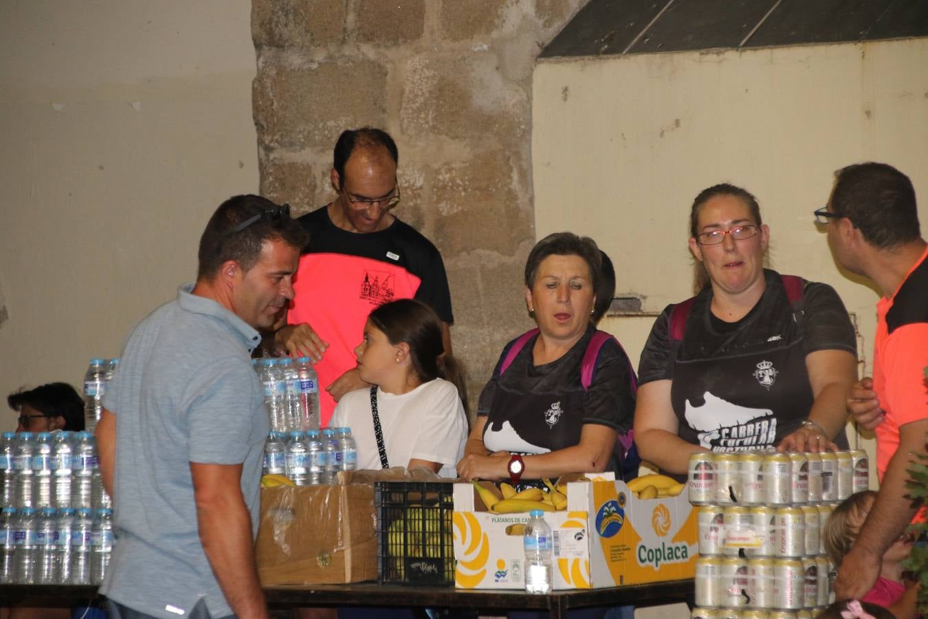 La Plaza de España de Jerez de los Caballeros acogió, ayer, la V Carrera Popular Nocturna 'Recorriendo el Medievo', organizada por el Ayuntamiento del municipio con la colaboración del Plan de Dinamización Deportiva de la Mancomunidad Sierra Suroeste. Las principales calles del municipio volvieron a convertirse en el mejor escenario para el desarrollo de esta prueba deportiva que, año tras año, se consolida como una de las citas más destacadas del calendario estival jerezano y en la que la solidaridad, también, está muy presente. Así, se lograron recaudar 153 kilos y 22 euros que irán destinados al almacén de alimentos que gestiona la Asamblea local de Cruz Roja en el municipio.En esta edición, han participado unos 200 corredores de la localidad y alrededores, siendo Manuel Gómez Lucas y Tina María Ramos, vencedores de la clasificación general.